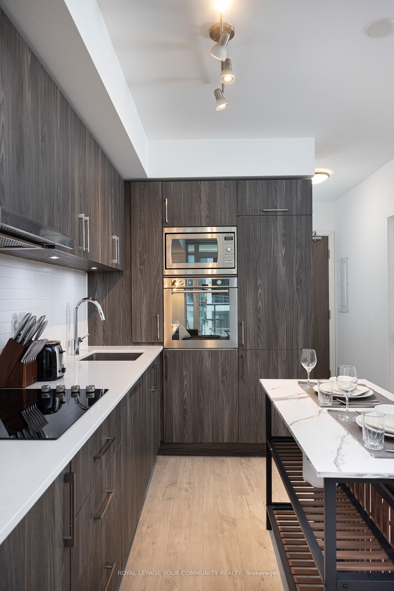 #517w - 27 Bathurst Street Property Photo 11