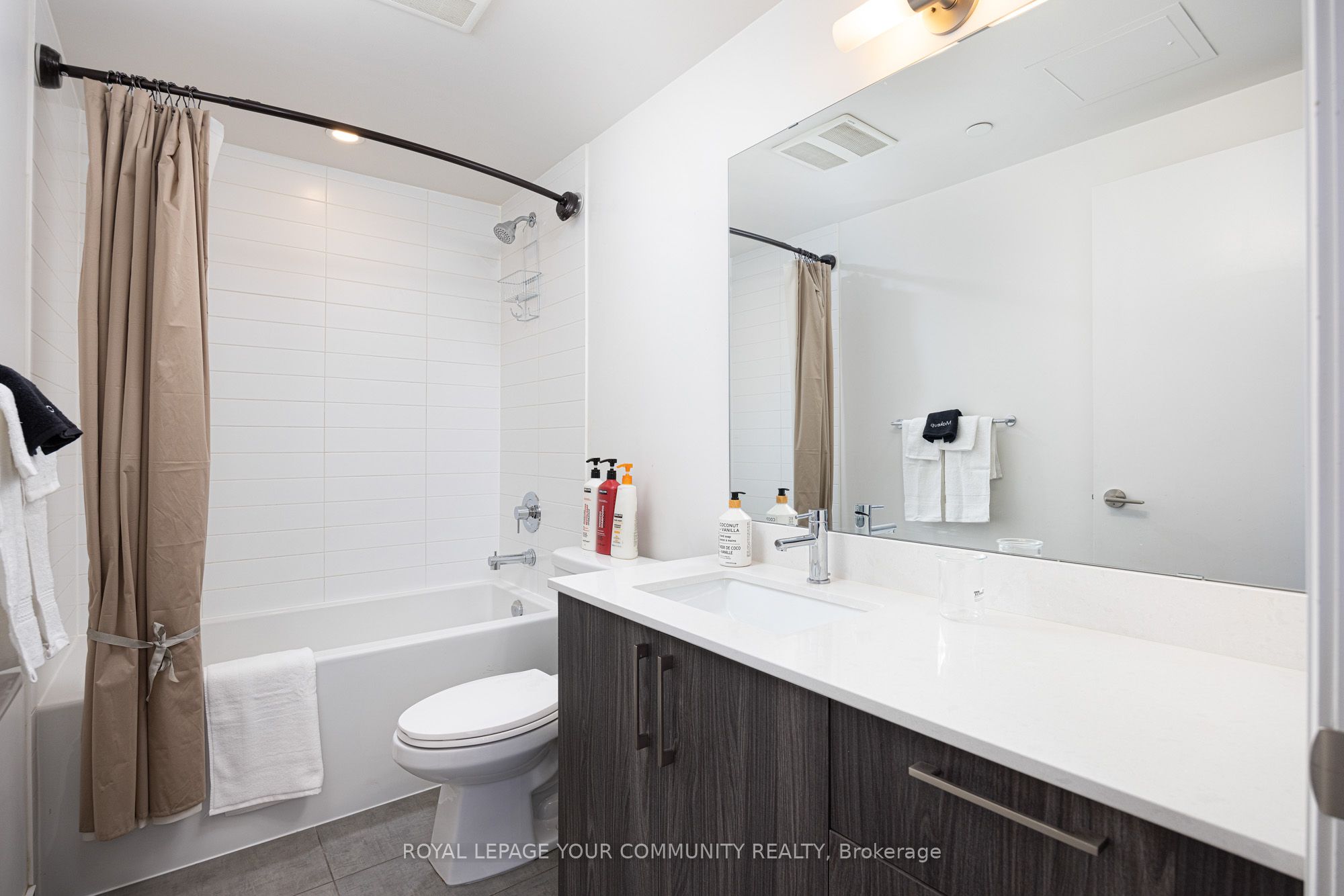 #517w - 27 Bathurst Street Property Photo 12