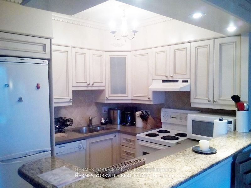 #823 - 33 Harbour Square Property Photo 5