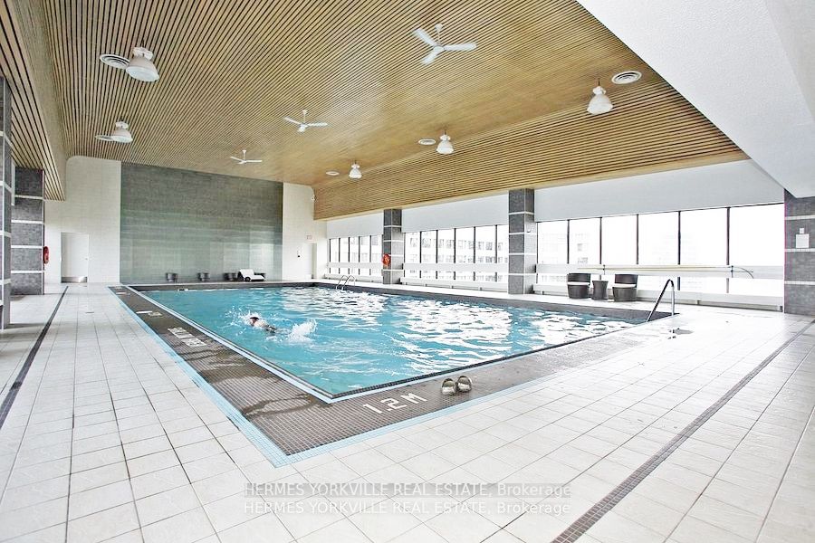 #823 - 33 Harbour Square Property Photo 6