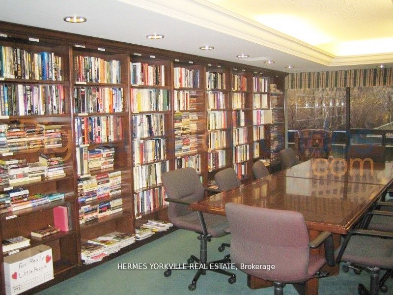 #823 - 33 Harbour Square Property Photo 7