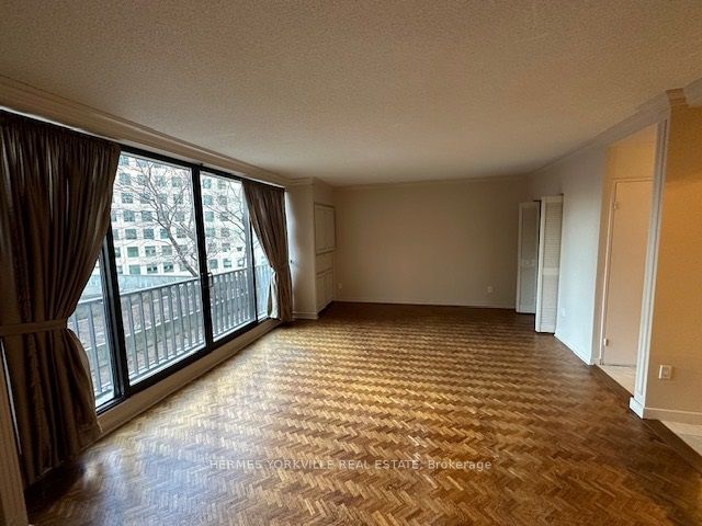 #823 - 33 Harbour Square Property Photo 8