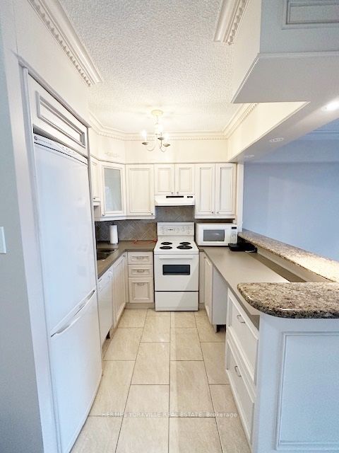 #823 - 33 Harbour Square Property Photo 10