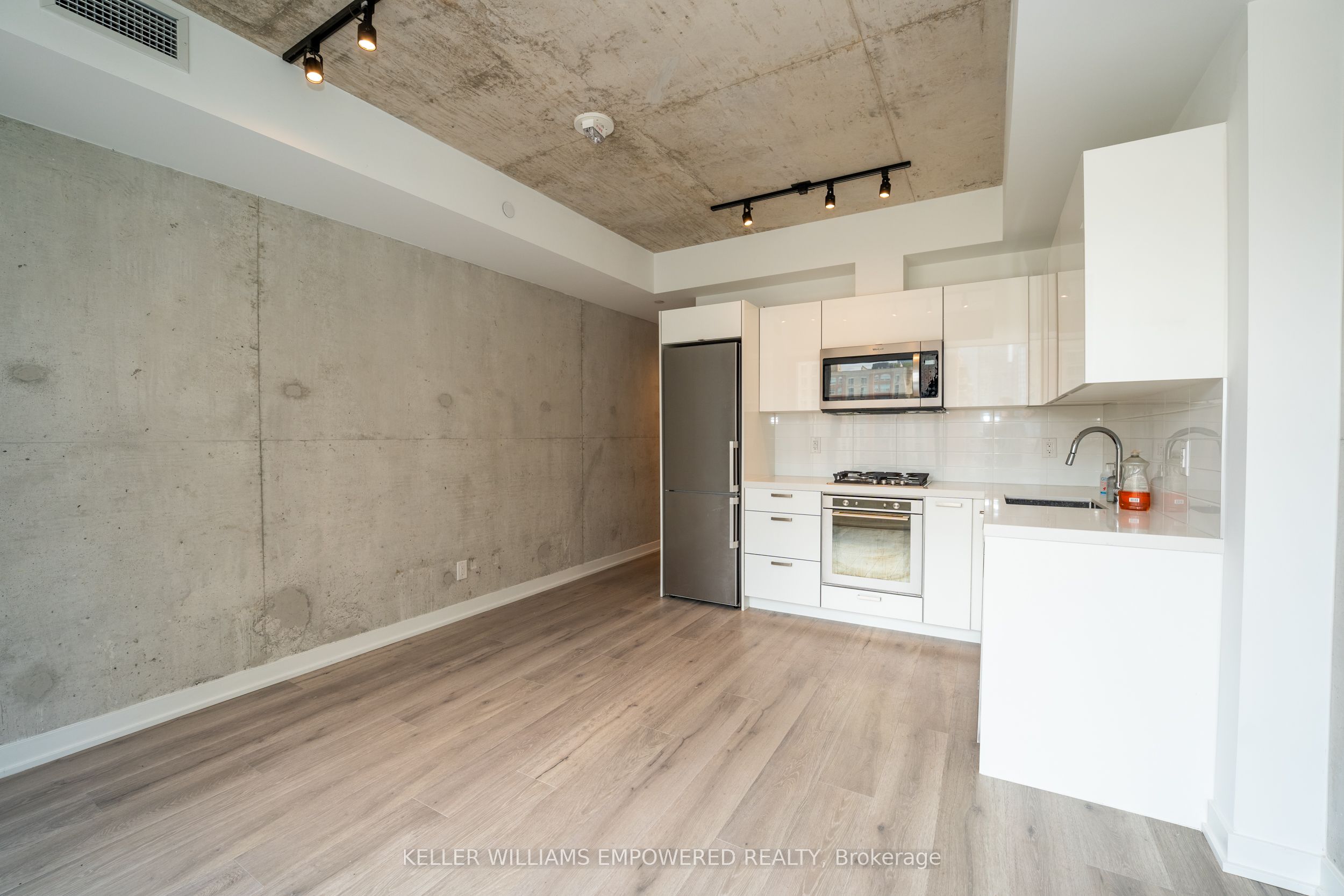 #713 - 55 Ontario Street Property Photo 4