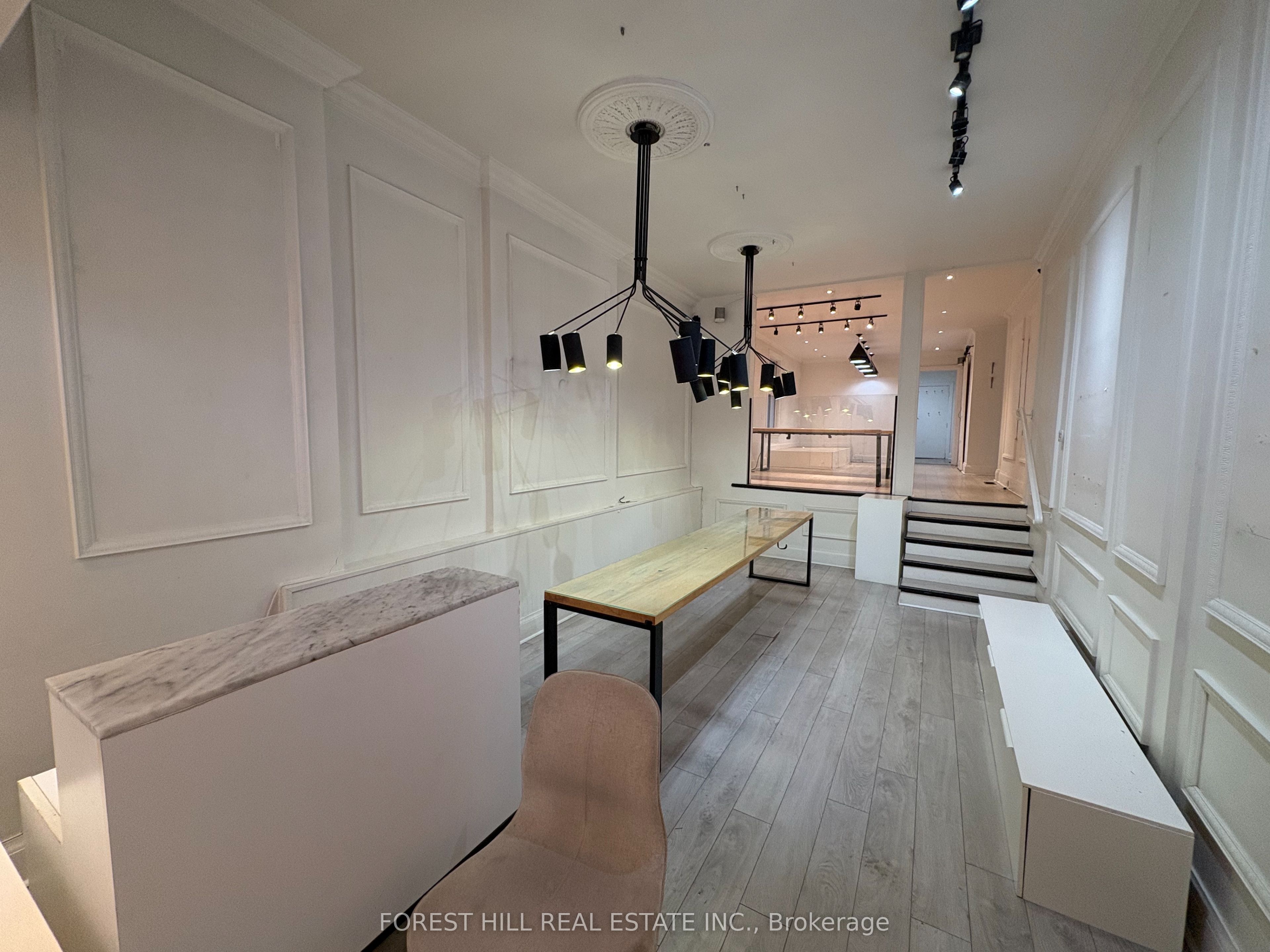 889 Dundas Street Property Photo 3