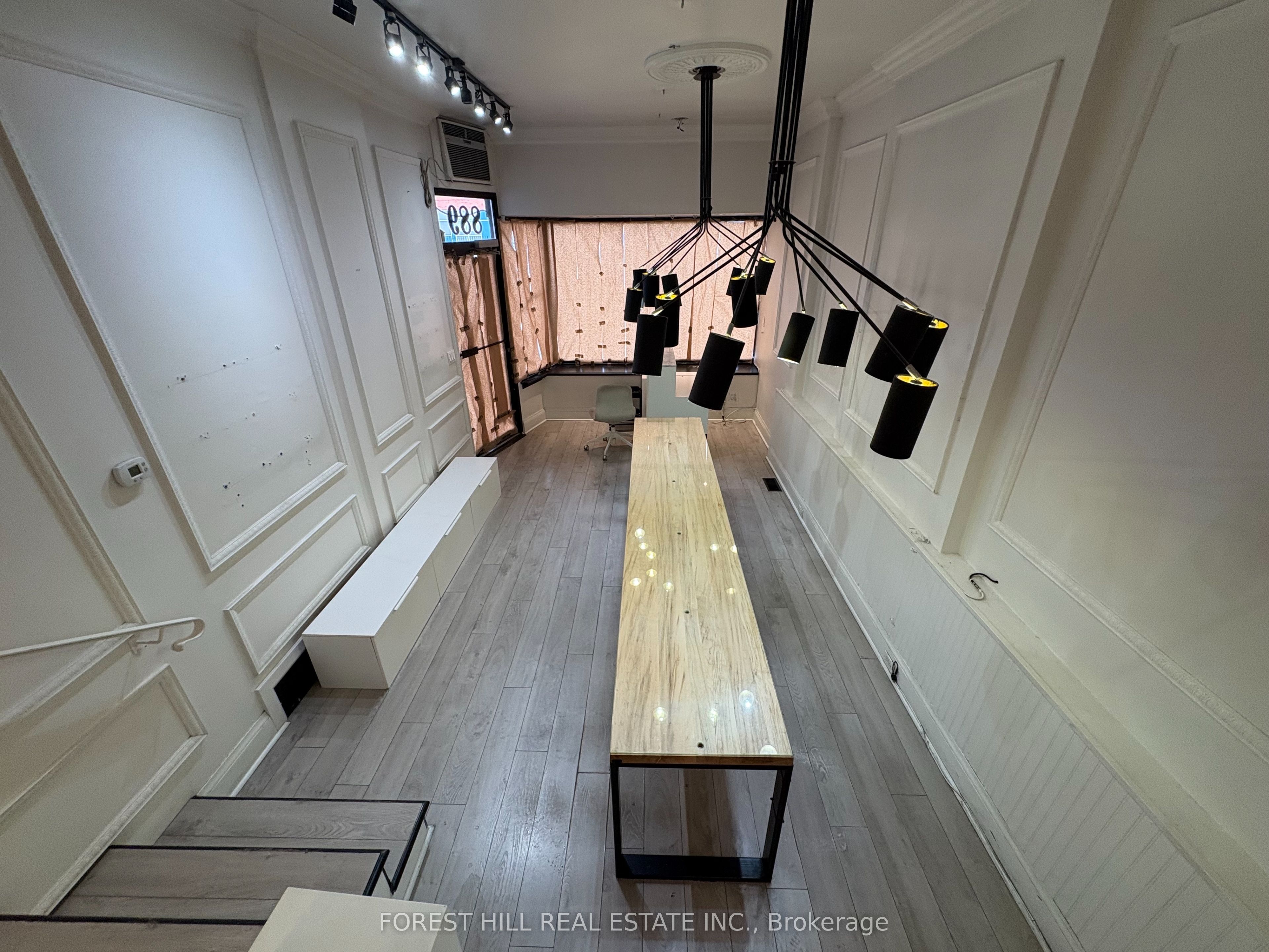 889 Dundas Street Property Photo 4