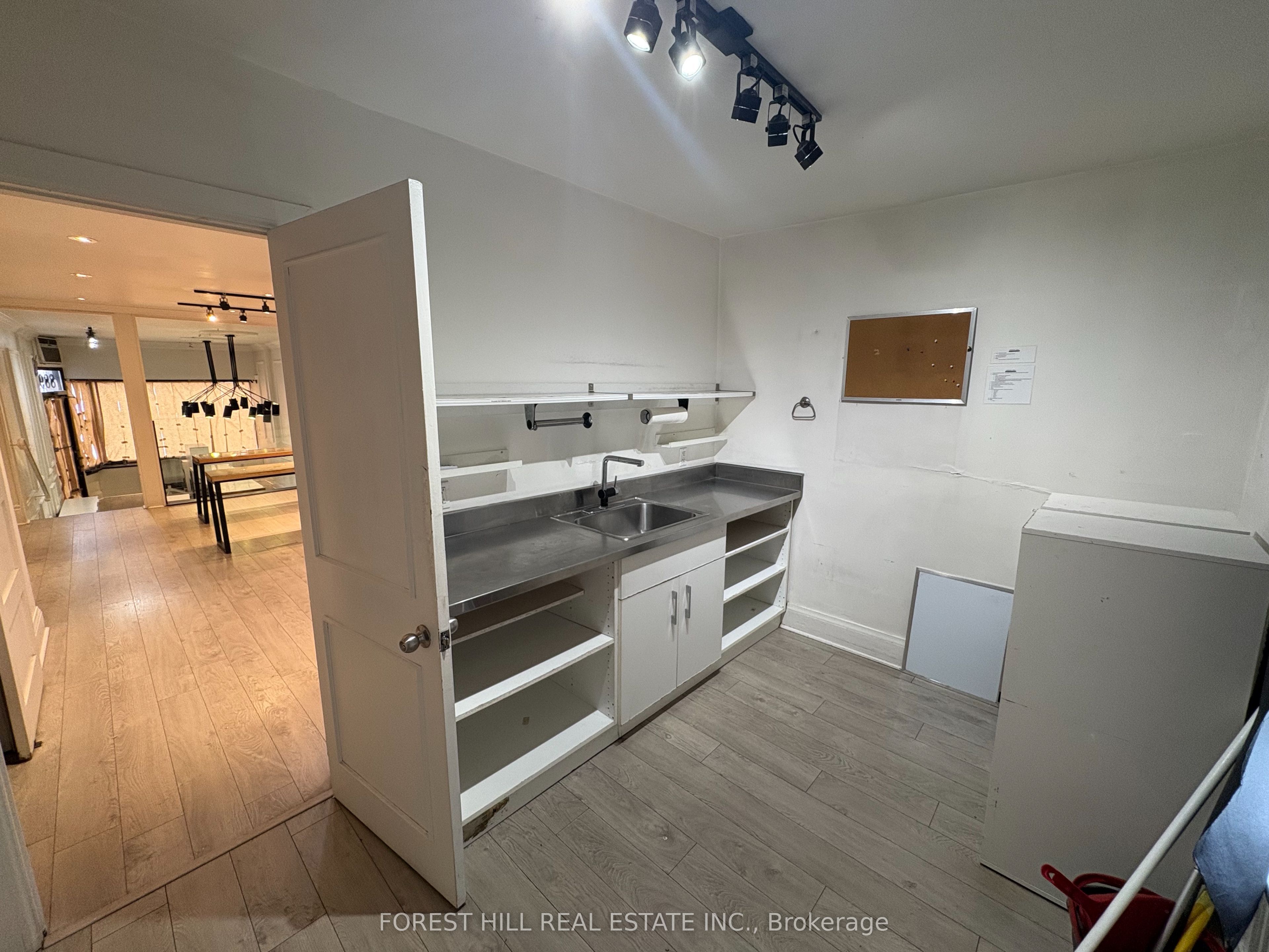 889 Dundas Street Property Photo 6