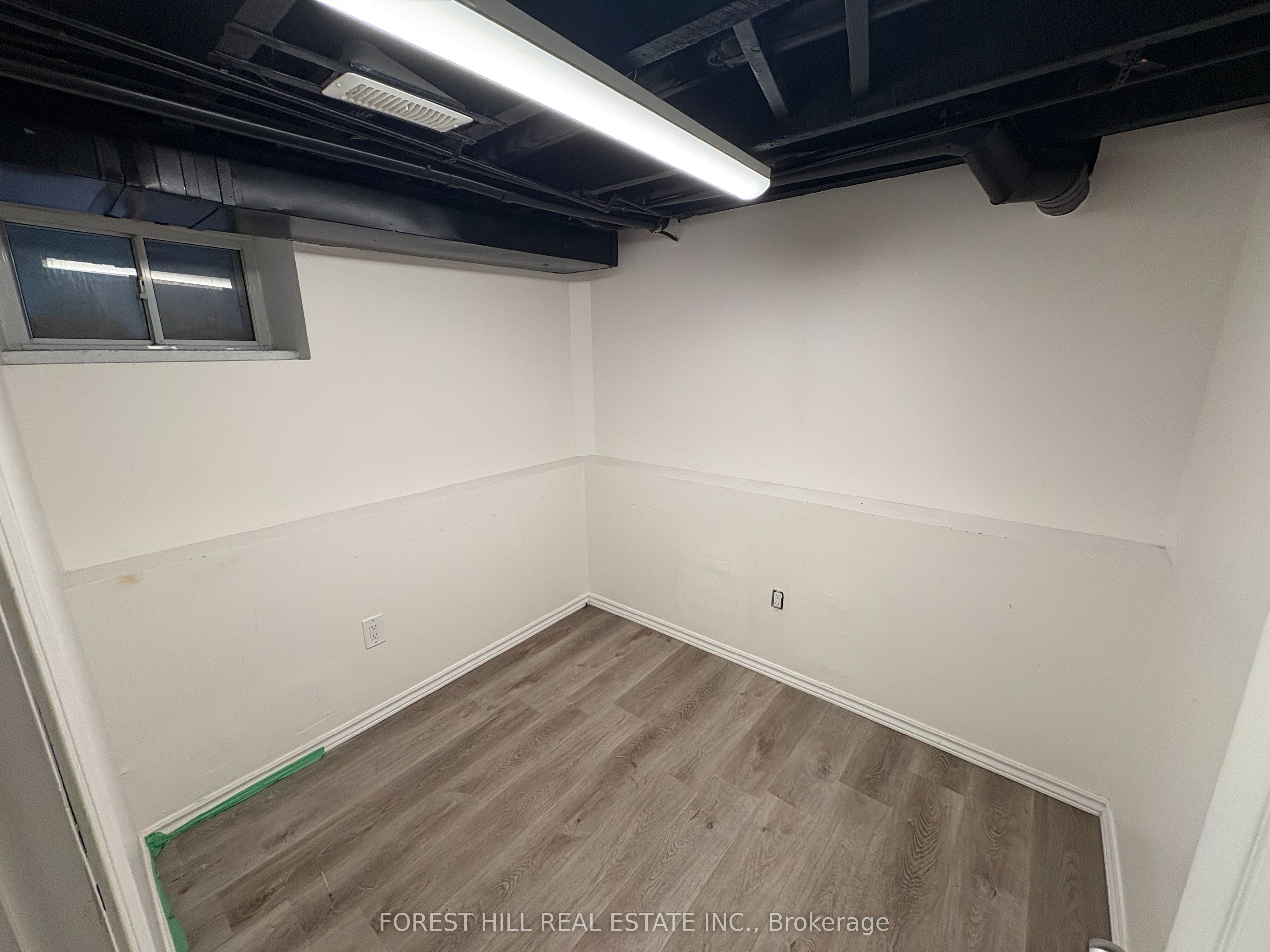 889 Dundas Street Property Photo 9