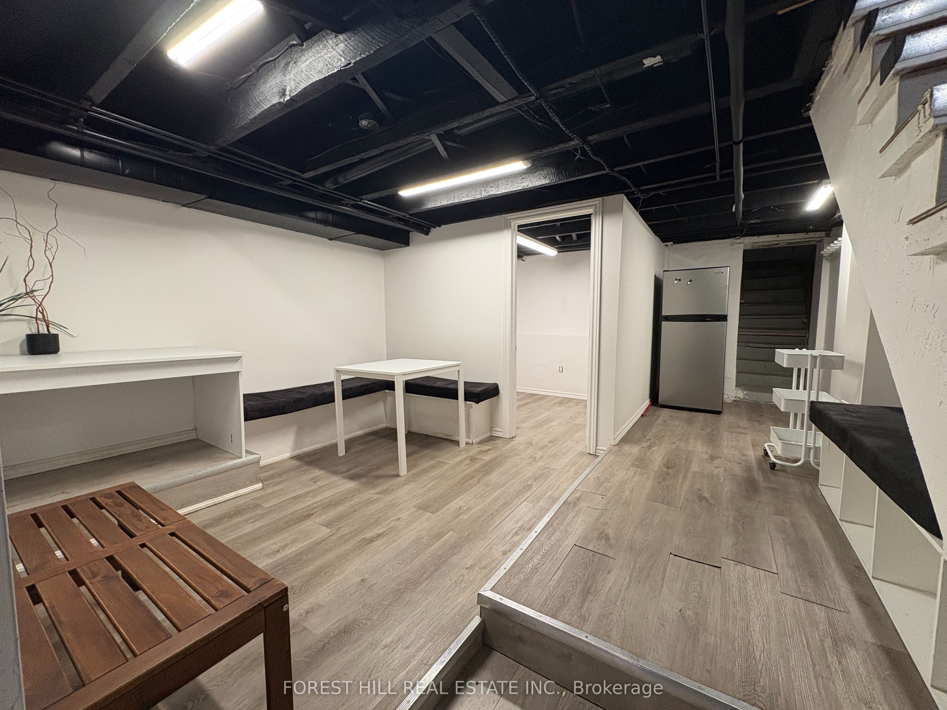 889 Dundas Street Property Photo 10