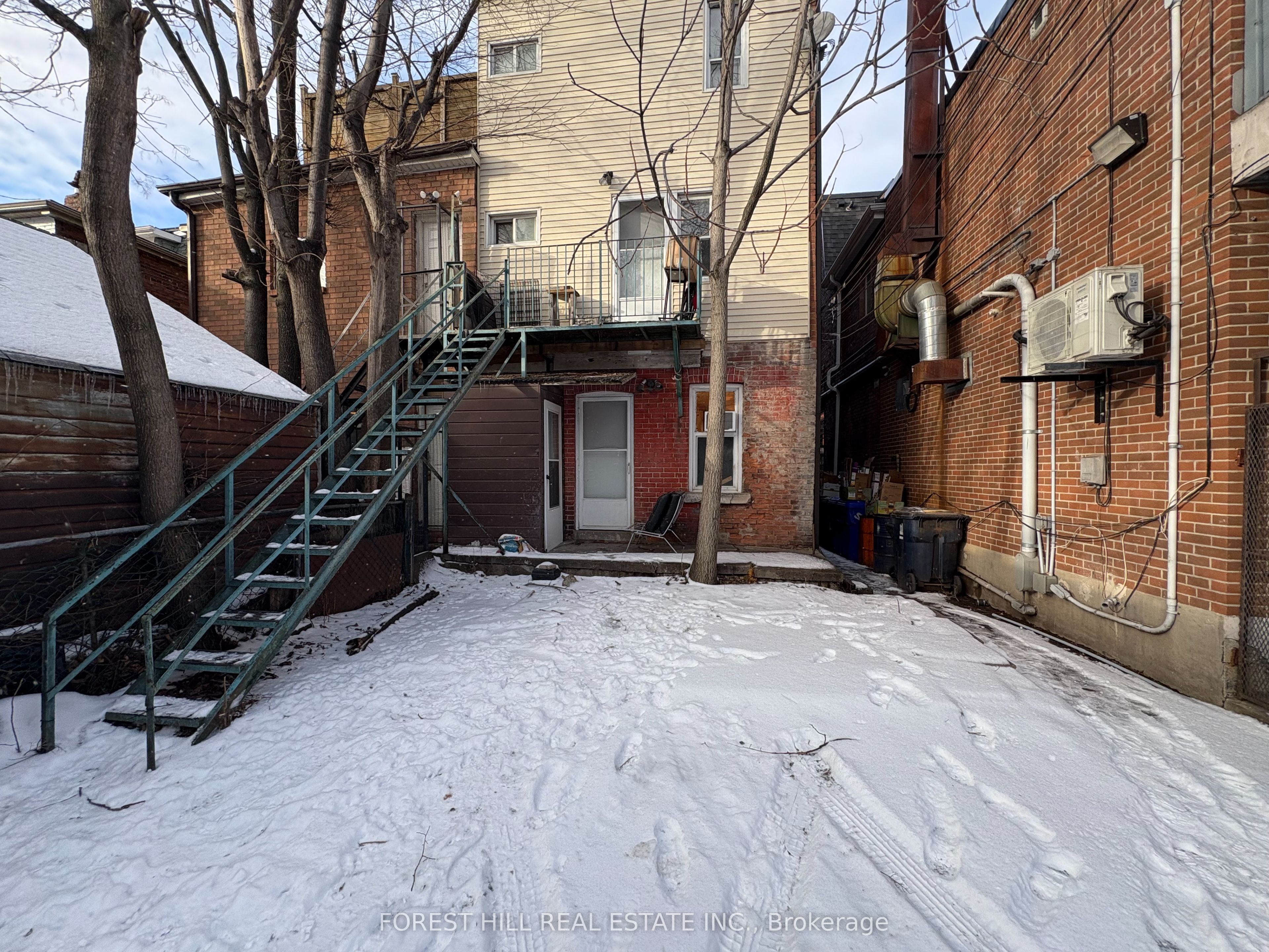889 Dundas Street Property Photo 12