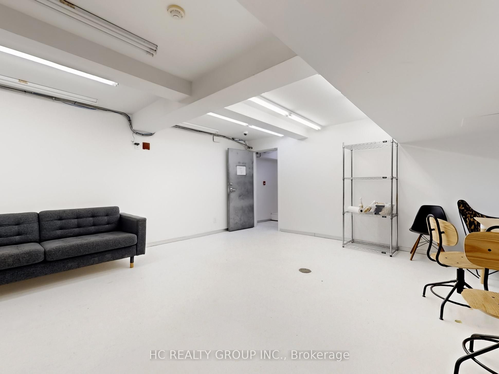 899 Dundas Street Property Photo 10