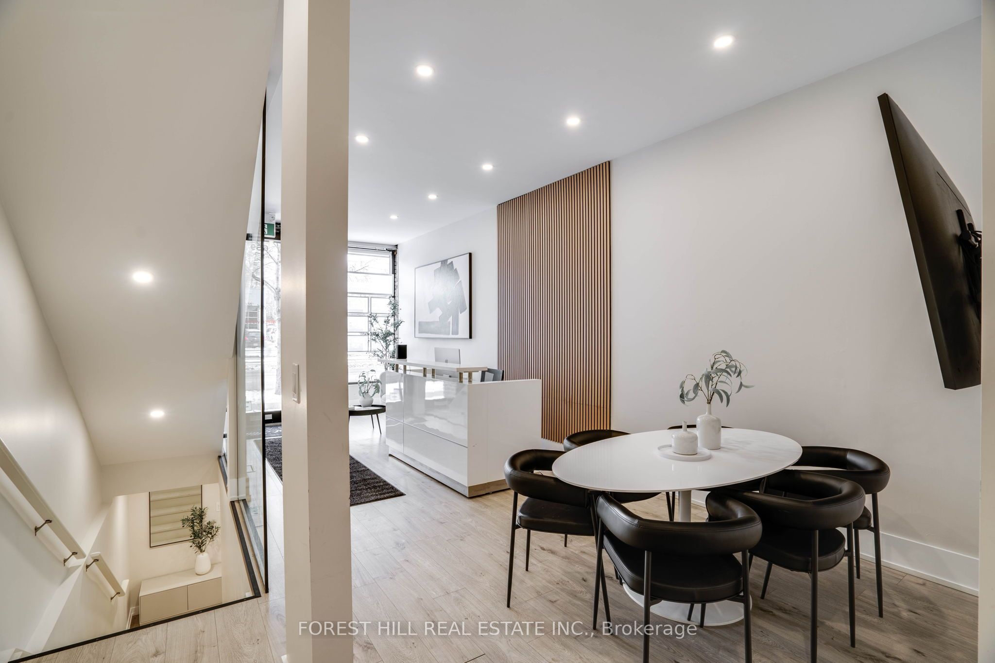#main Level - 659 St Clair Avenue Property Photo 3