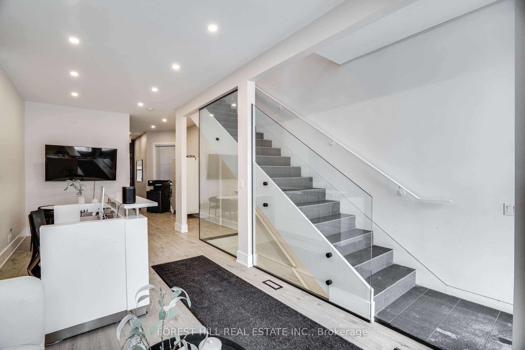 #main Level - 659 St Clair Avenue Property Photo 11