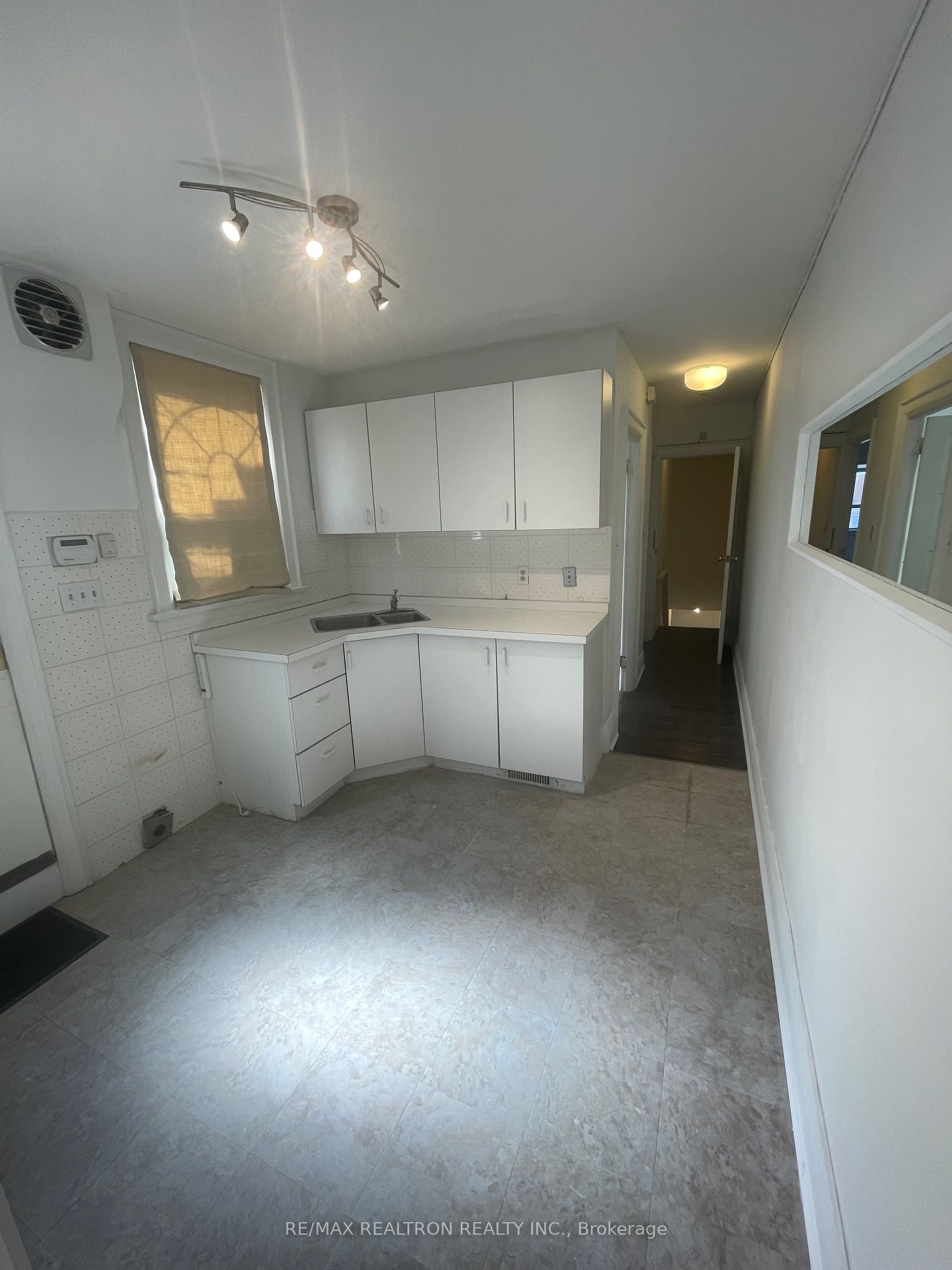 3331a Yonge Street Property Photo 11