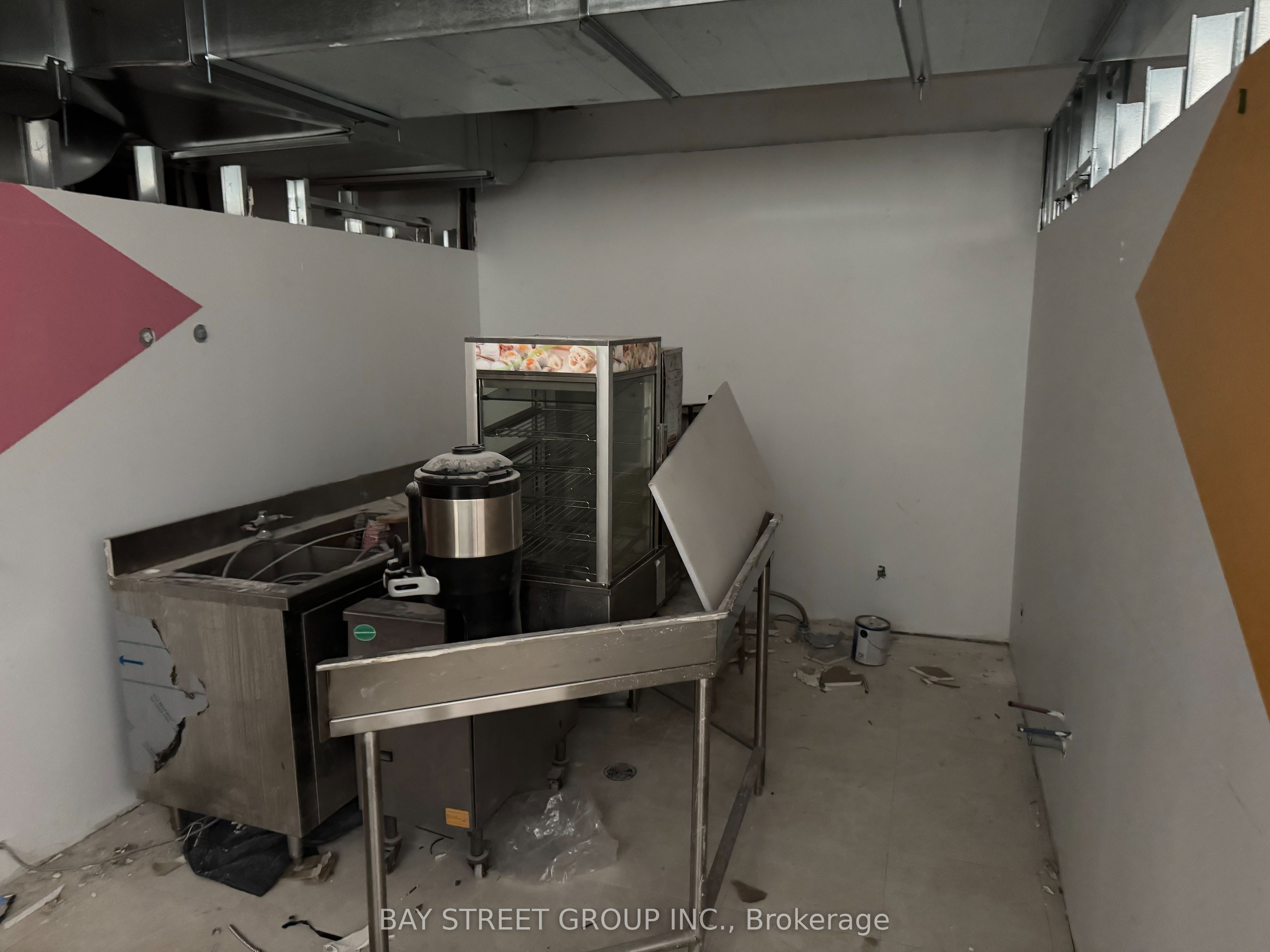 #main - 648 Spadina Avenue Property Photo 6