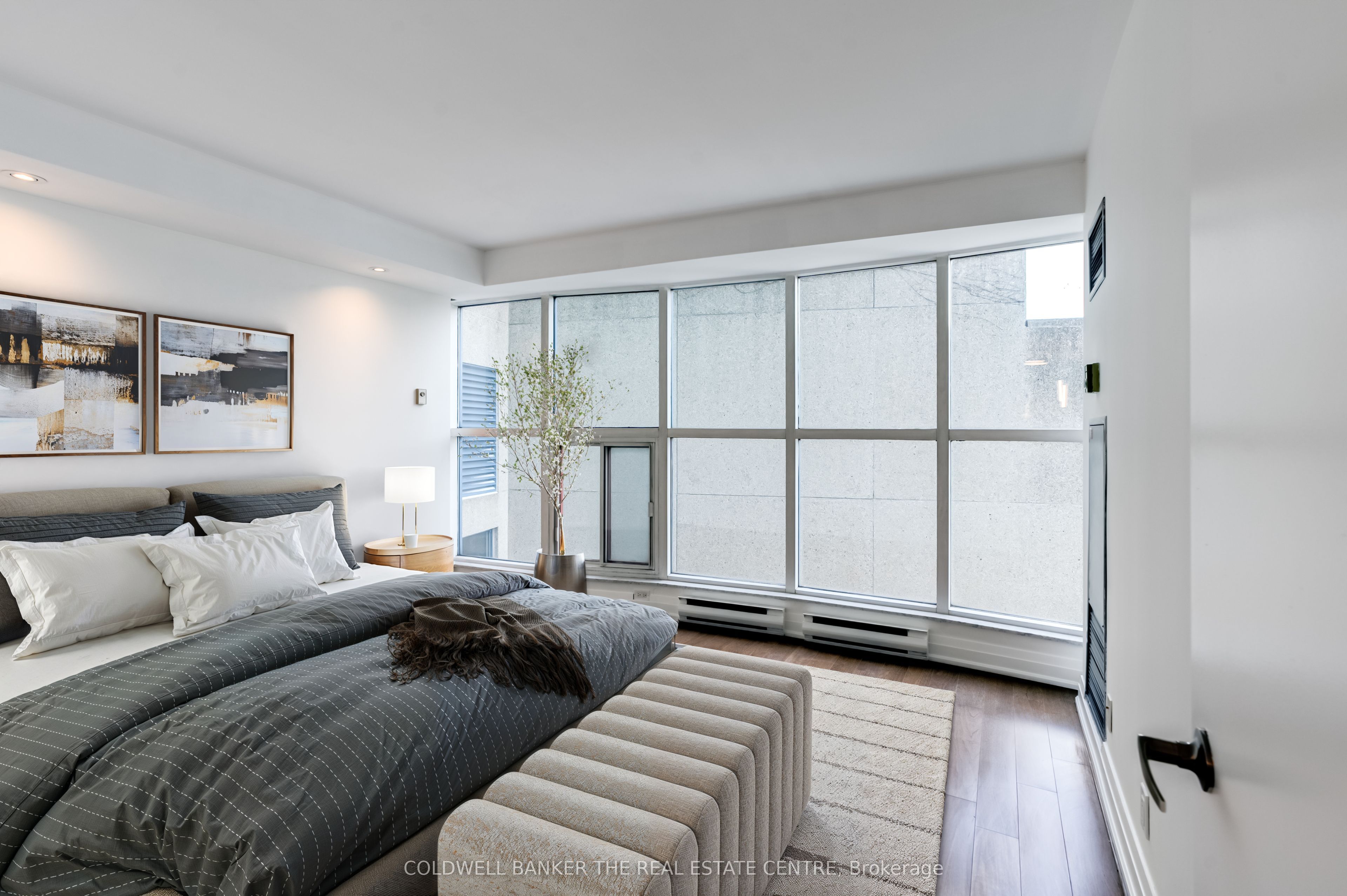 #706 - 99 Harbour Square Property Photo 2