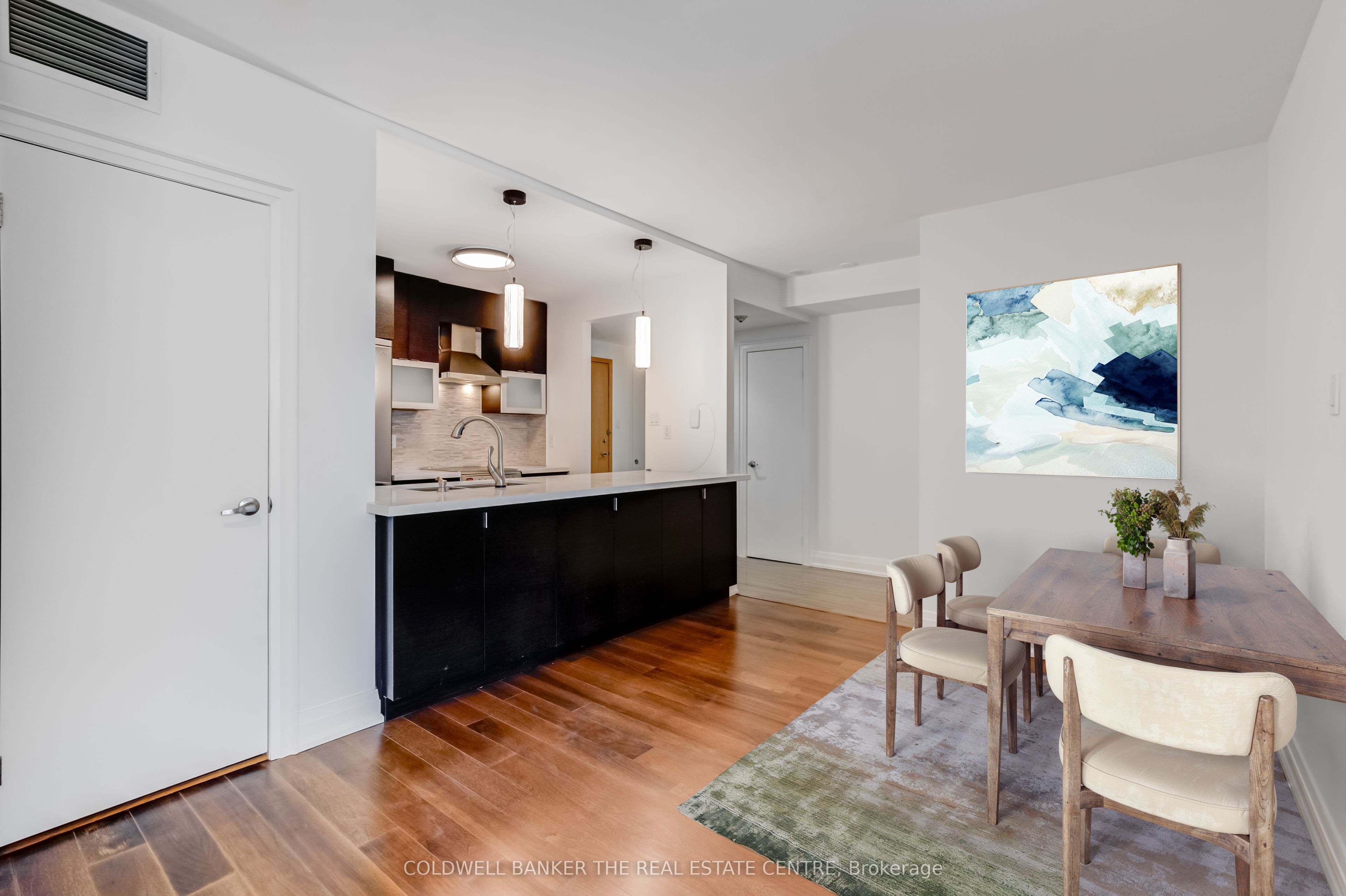 #706 - 99 Harbour Square Property Photo 3