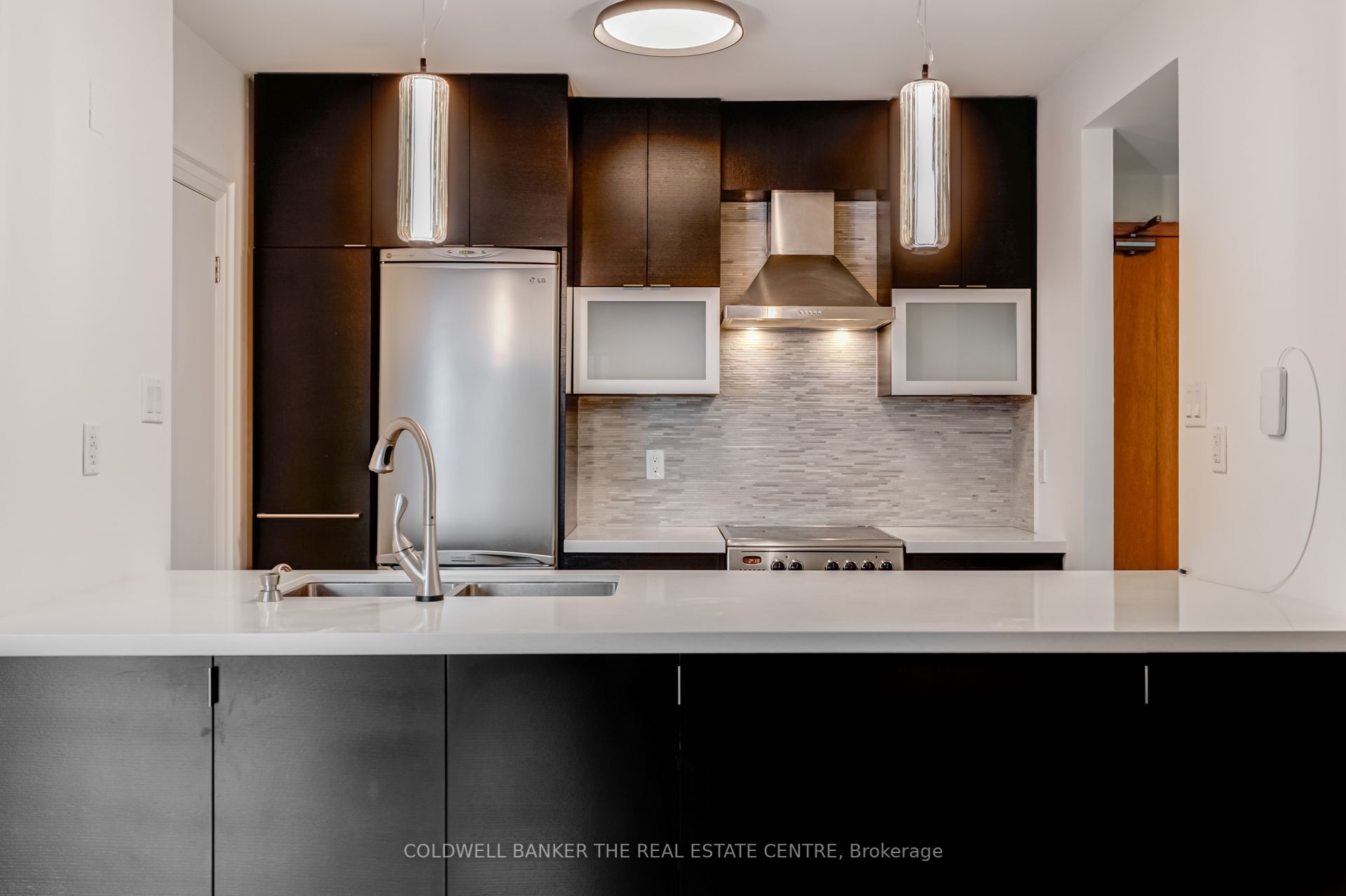 #706 - 99 Harbour Square Property Photo 5