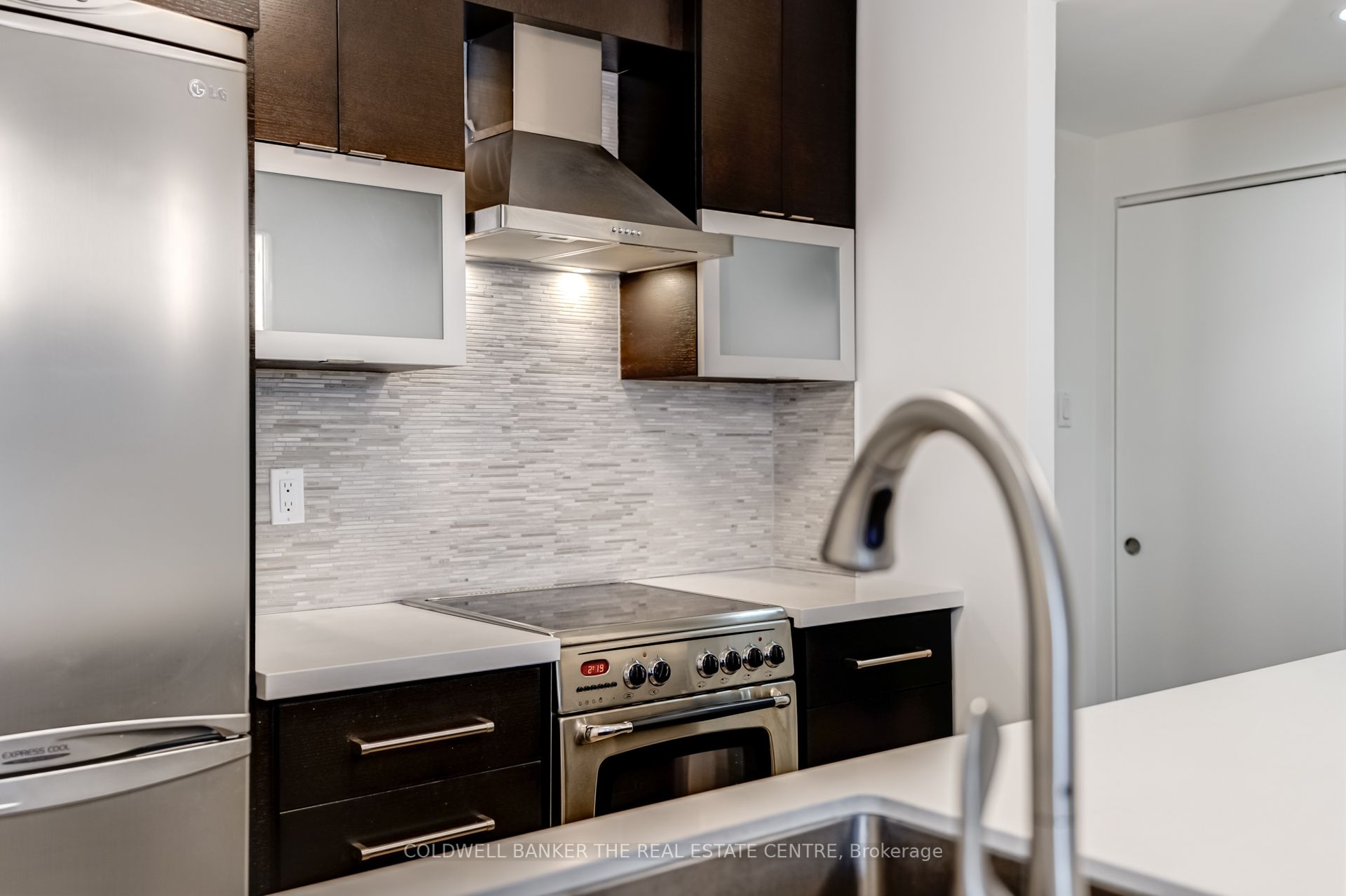 #706 - 99 Harbour Square Property Photo 6