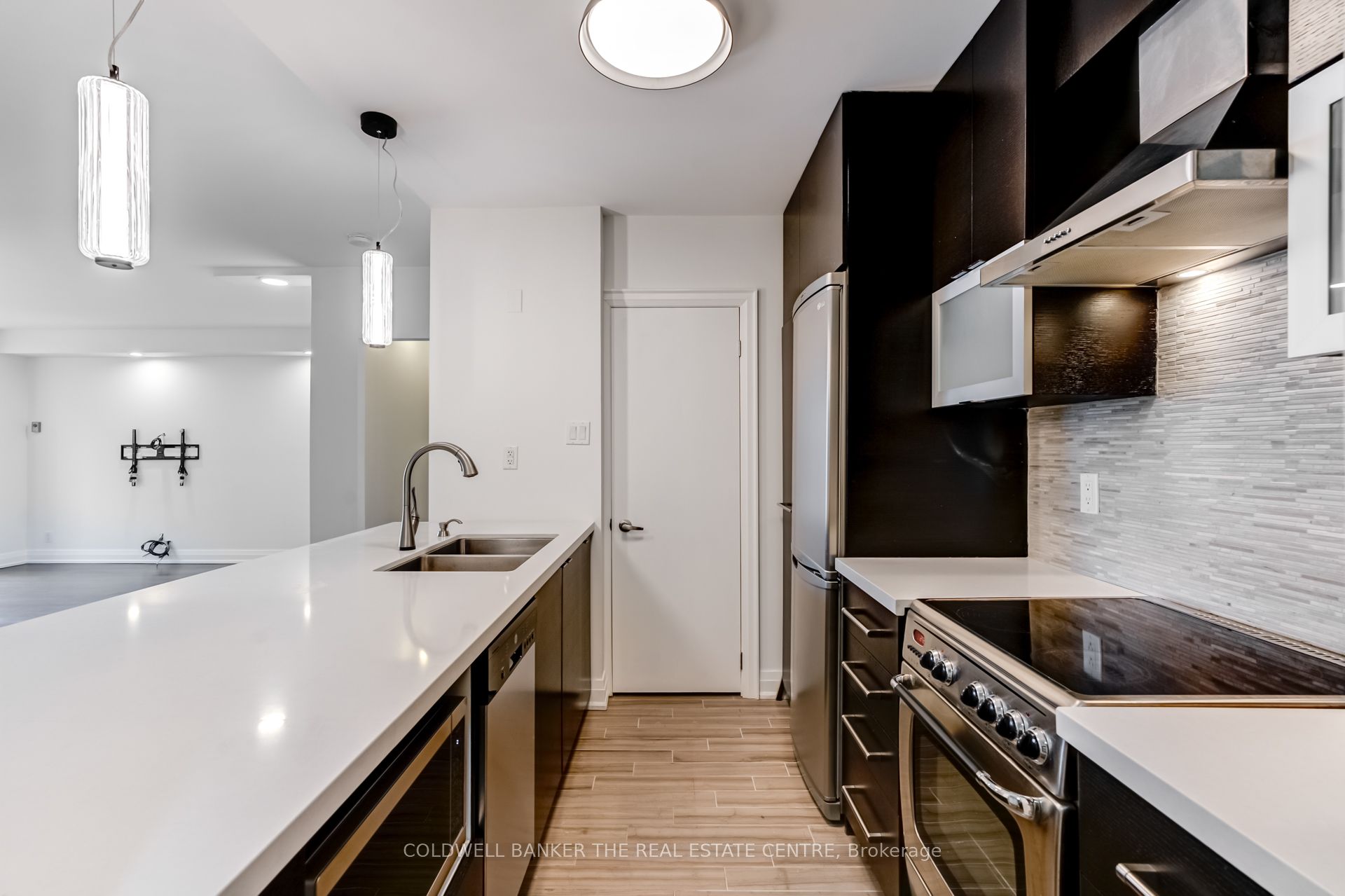 #706 - 99 Harbour Square Property Photo 7