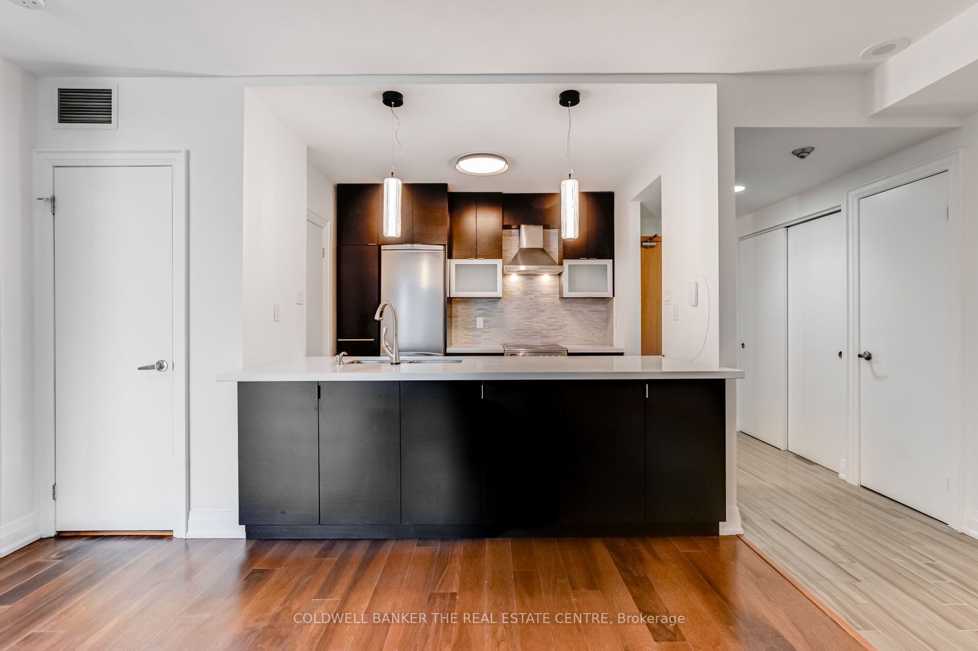 #706 - 99 Harbour Square Property Photo 8