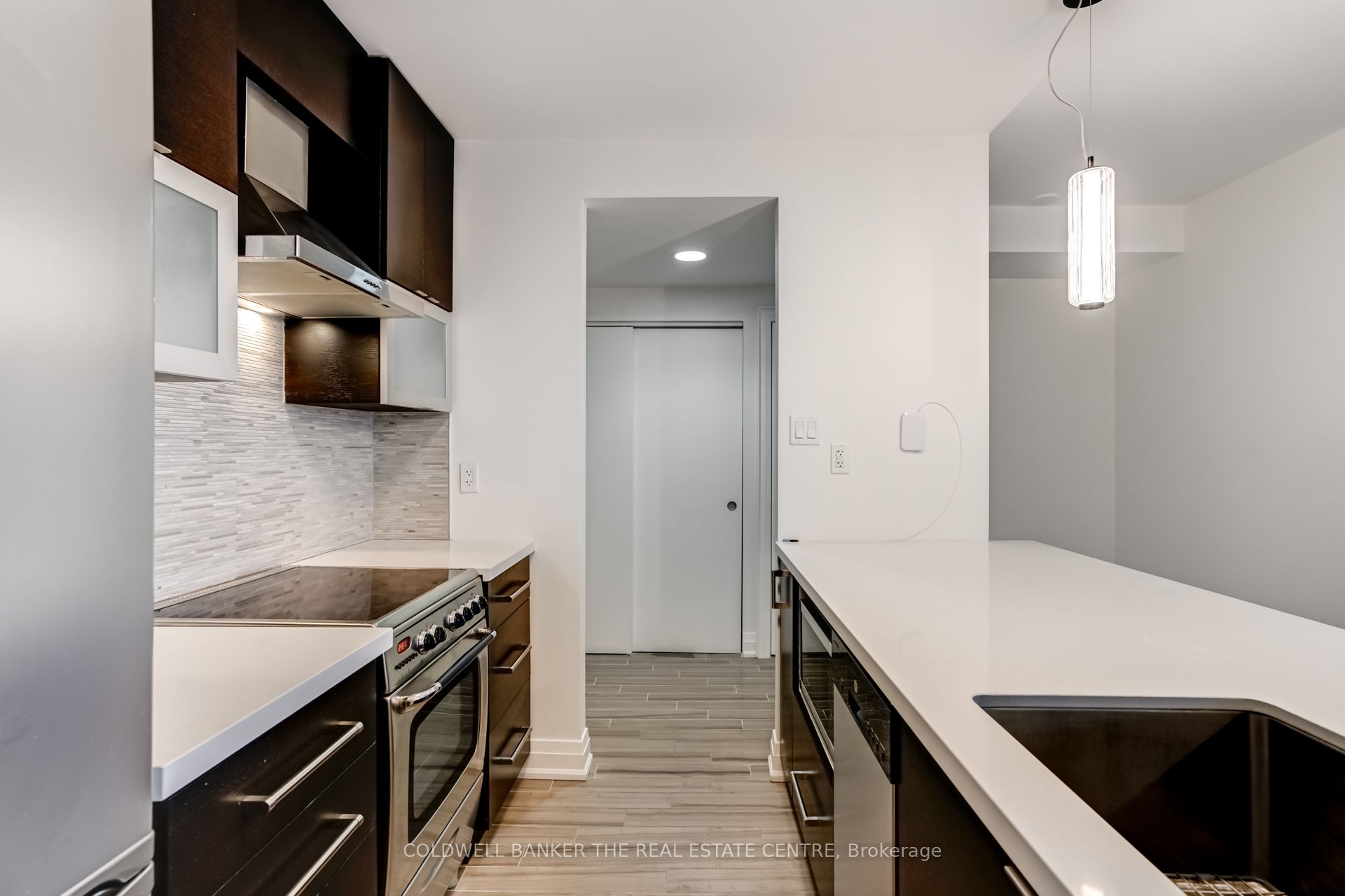 #706 - 99 Harbour Square Property Photo 9