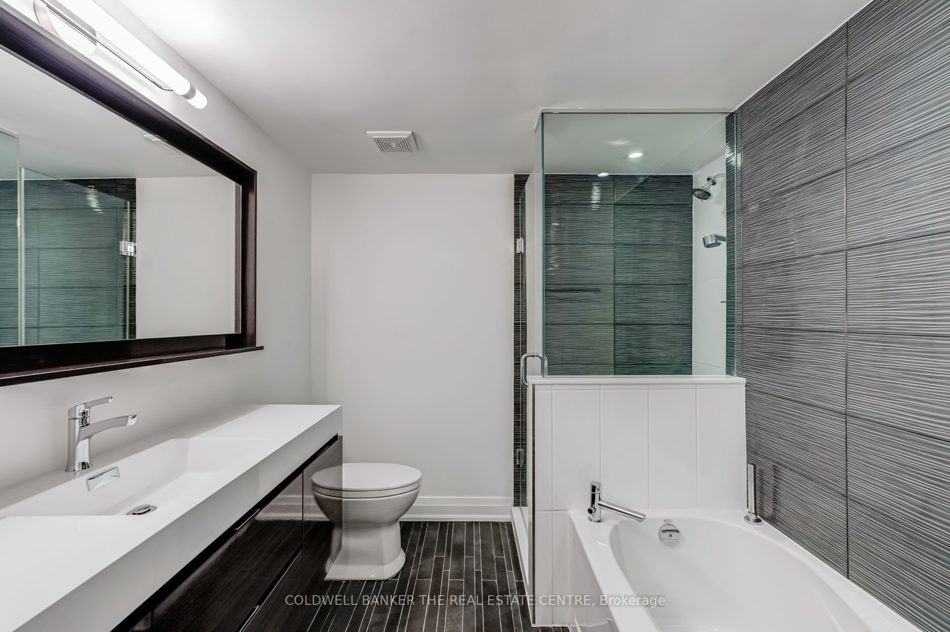 #706 - 99 Harbour Square Property Photo 10