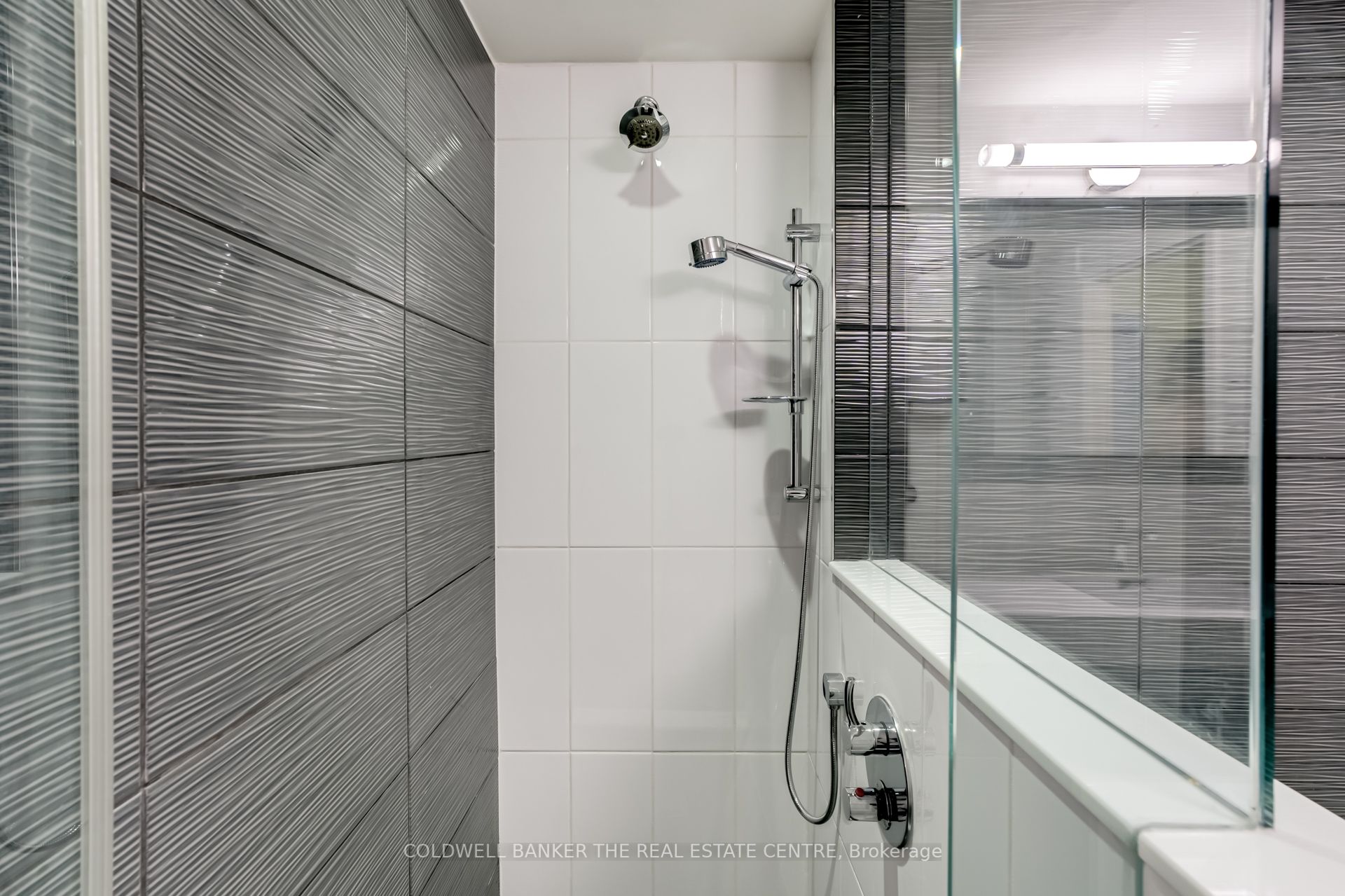 #706 - 99 Harbour Square Property Photo 12