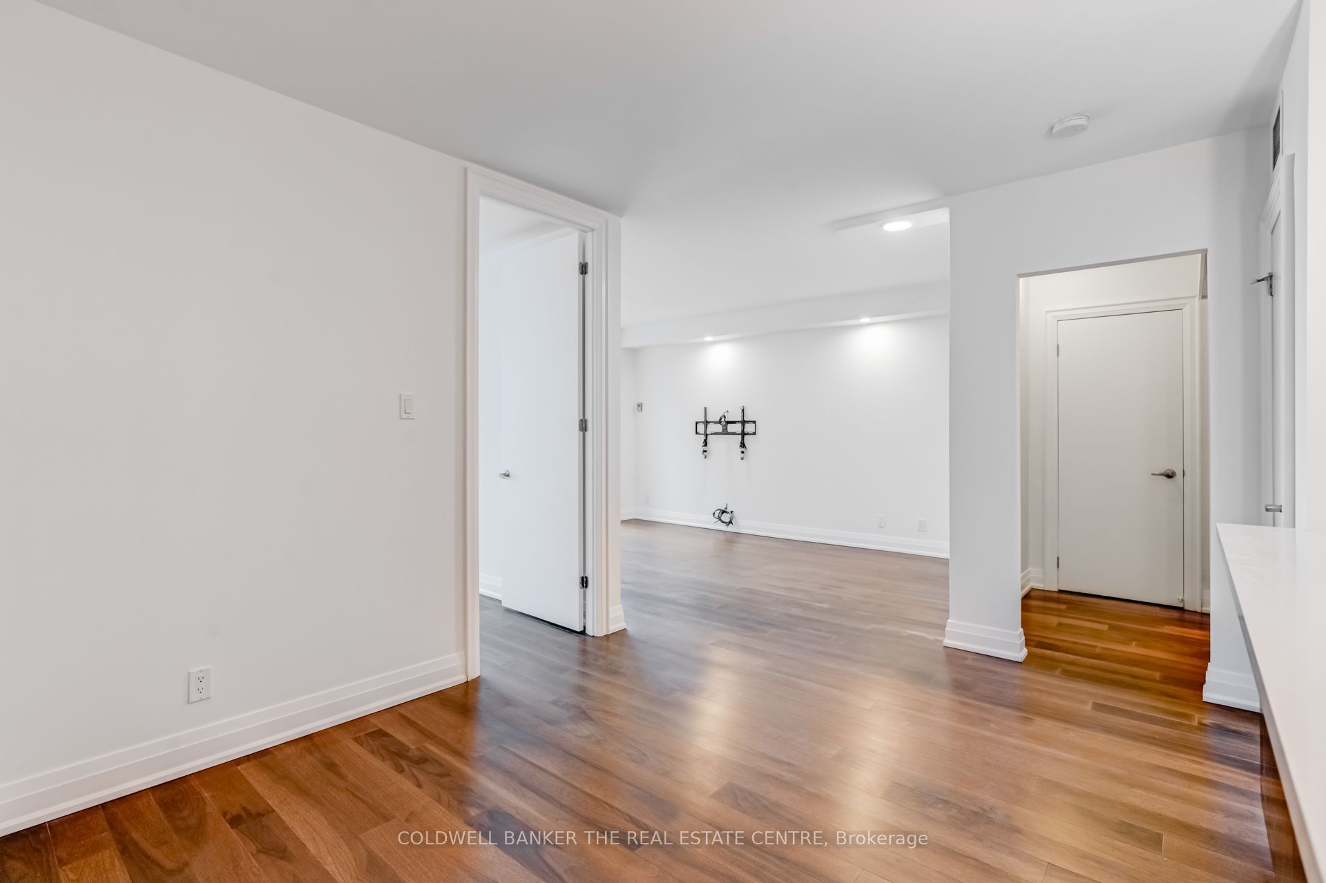 #706 - 99 Harbour Square Property Photo 13