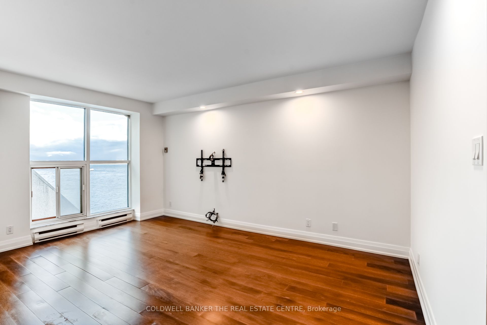 #706 - 99 Harbour Square Property Photo 14