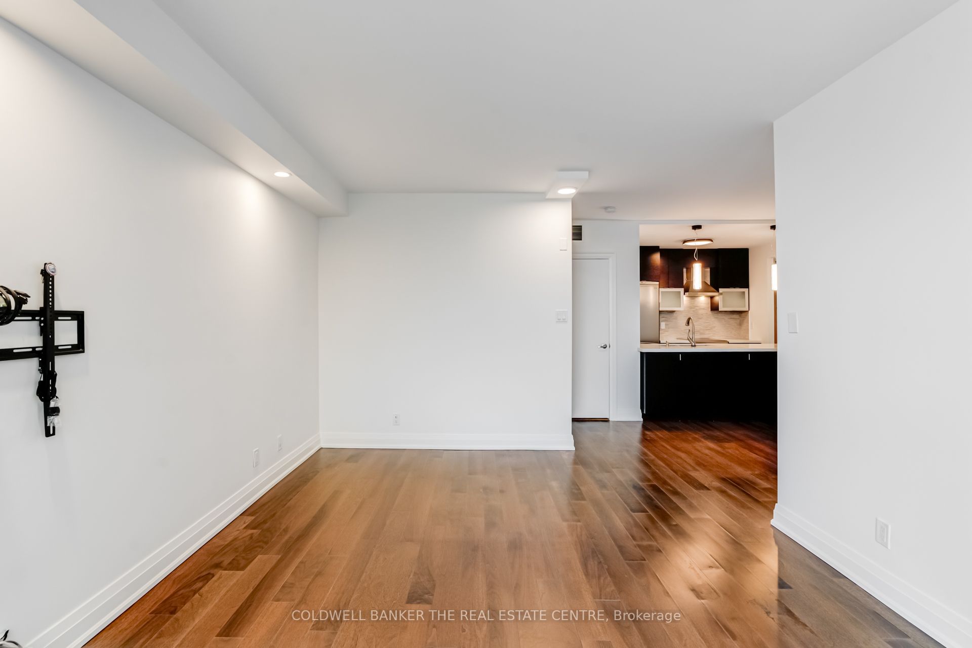 #706 - 99 Harbour Square Property Photo 15