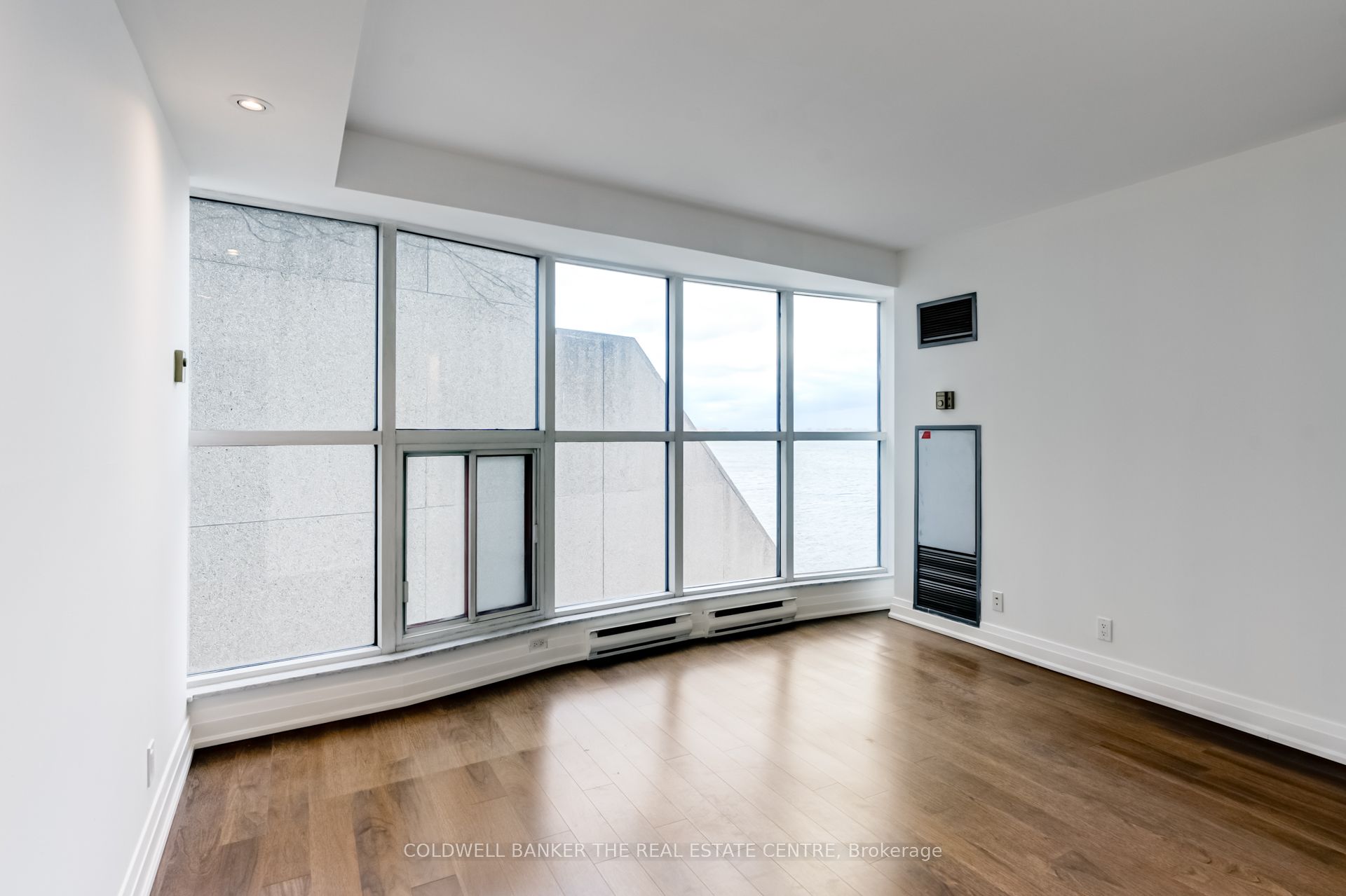 #706 - 99 Harbour Square Property Photo 17