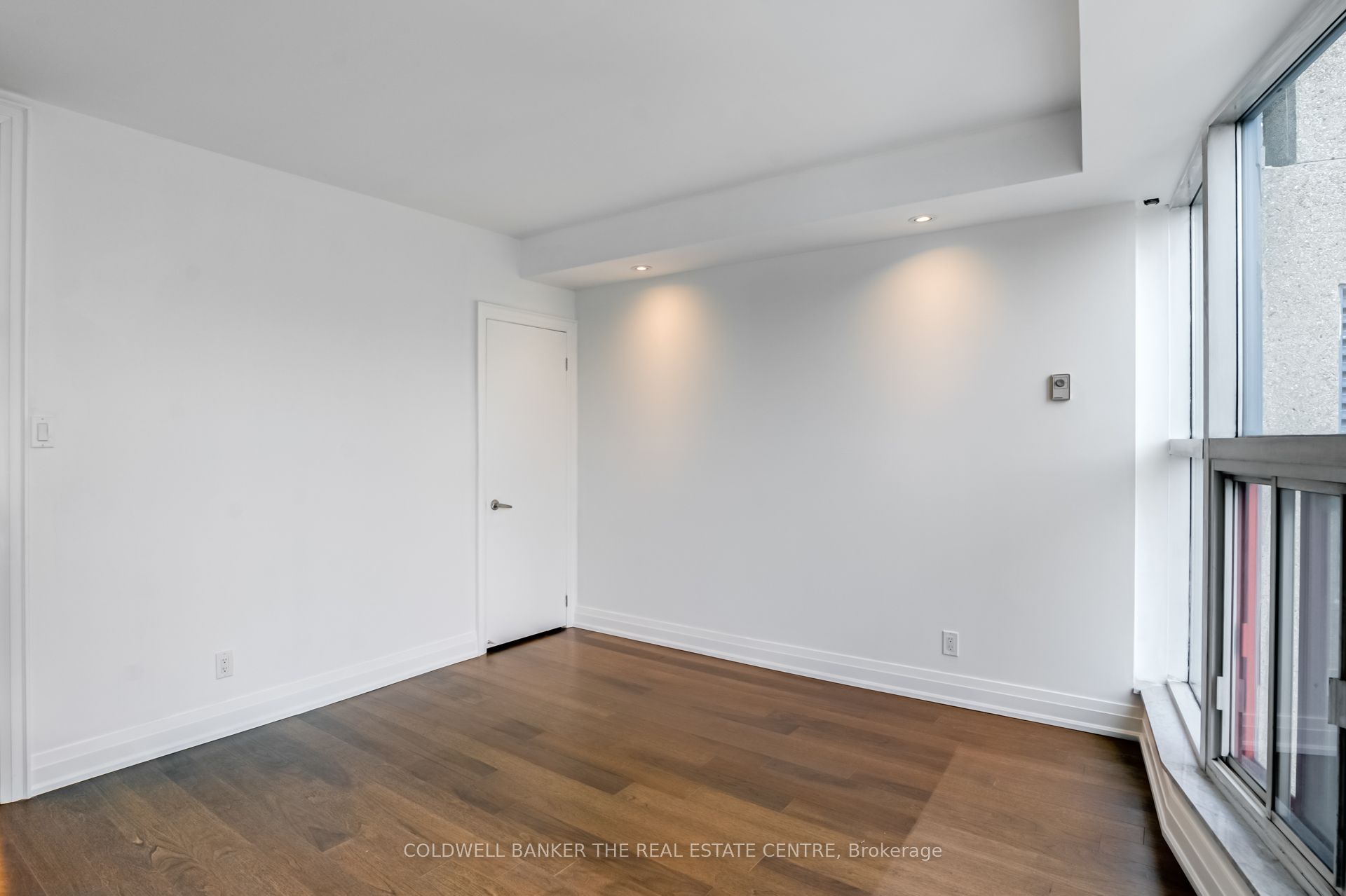 #706 - 99 Harbour Square Property Photo 18