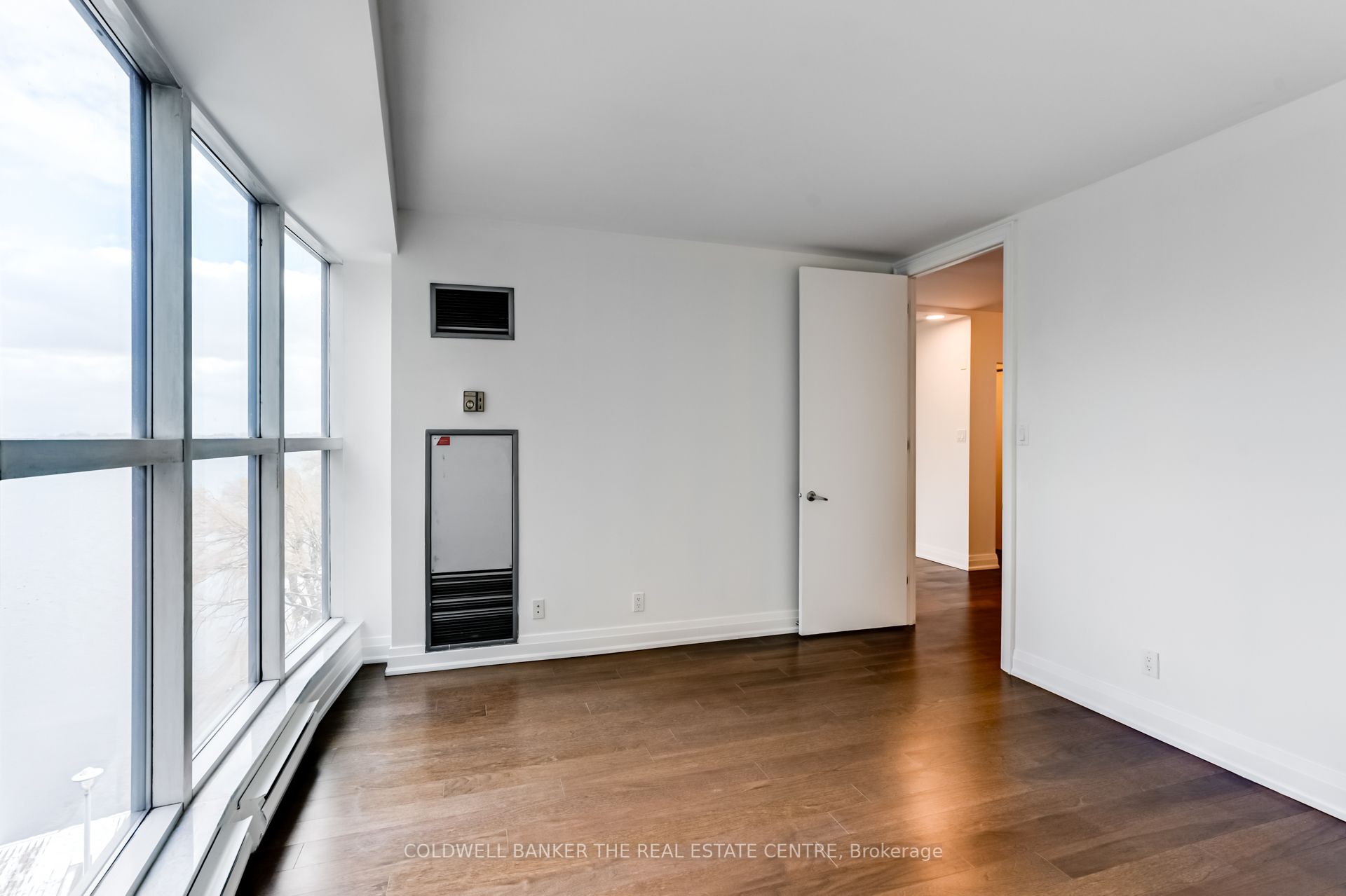 #706 - 99 Harbour Square Property Photo 19