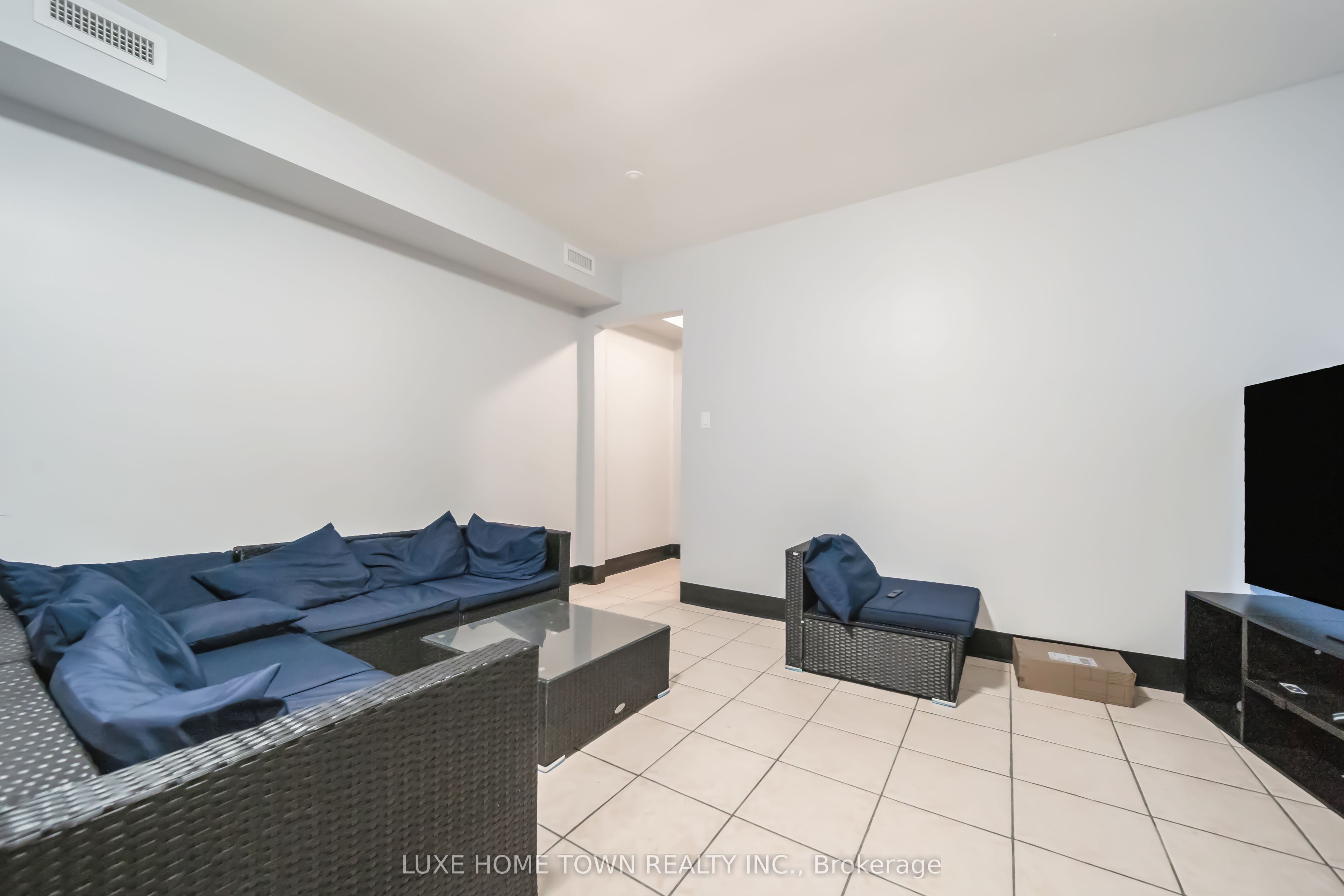 844 Dundas Street Property Photo 27