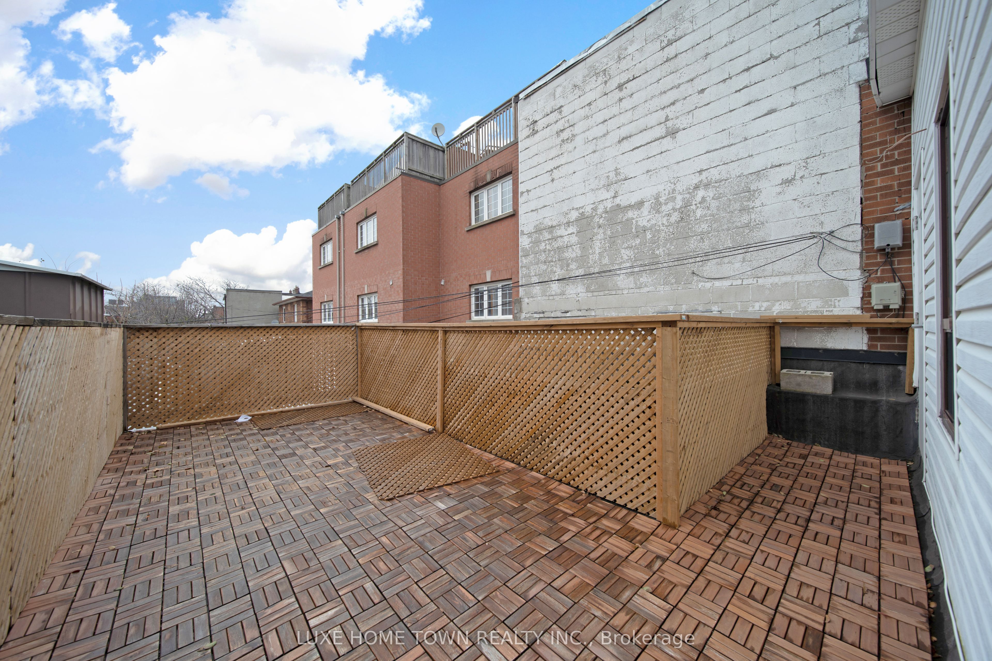 844 Dundas Street Property Photo 33