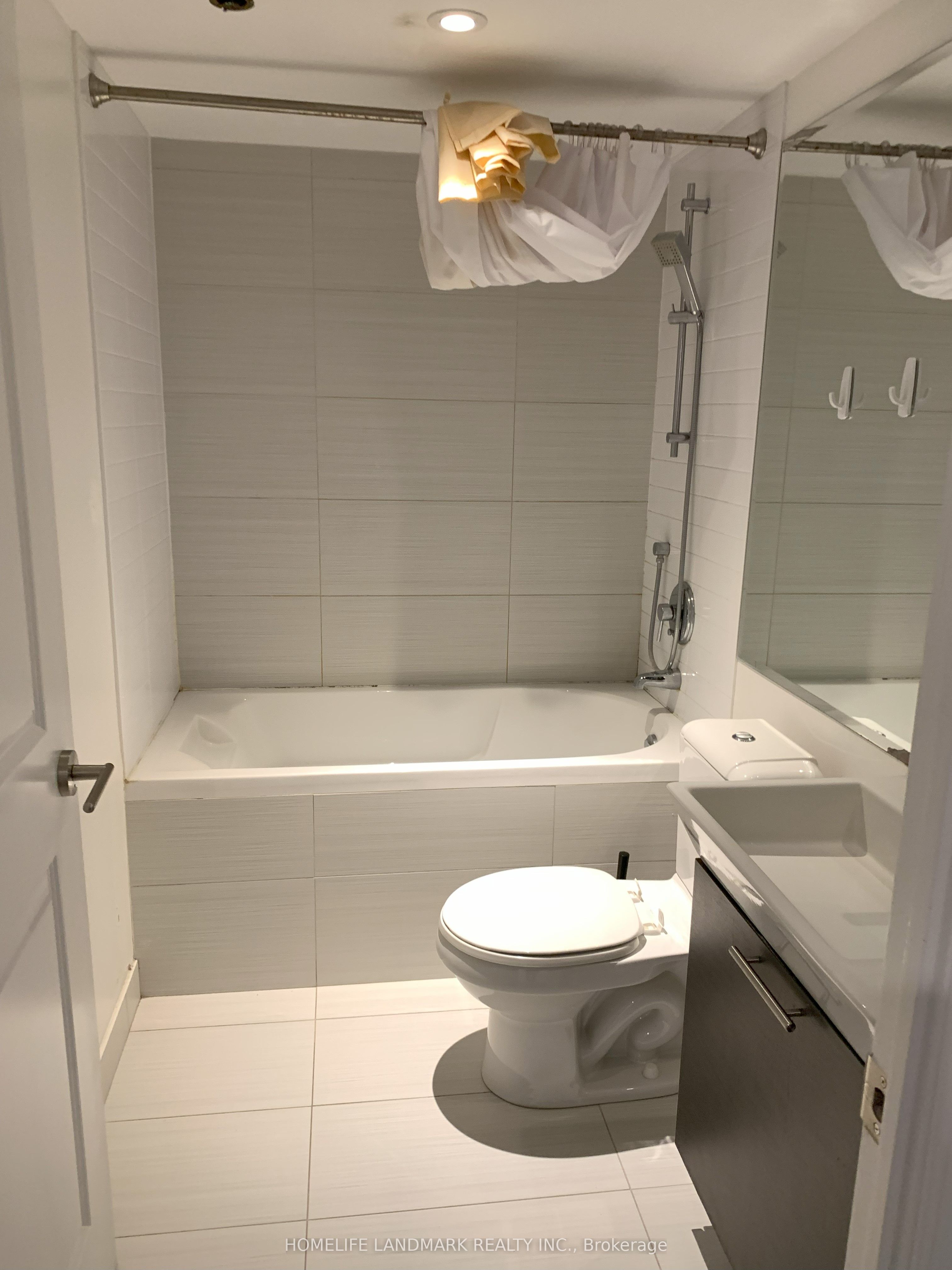 #2006 - 386 Yonge Street Property Photo 17