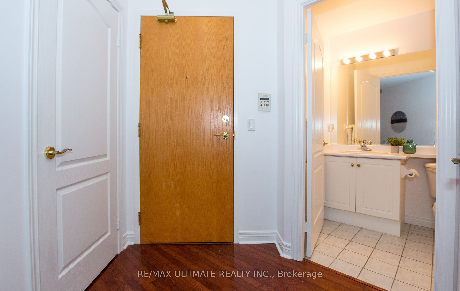 #304 - 2 Edith Drive Property Photo 5