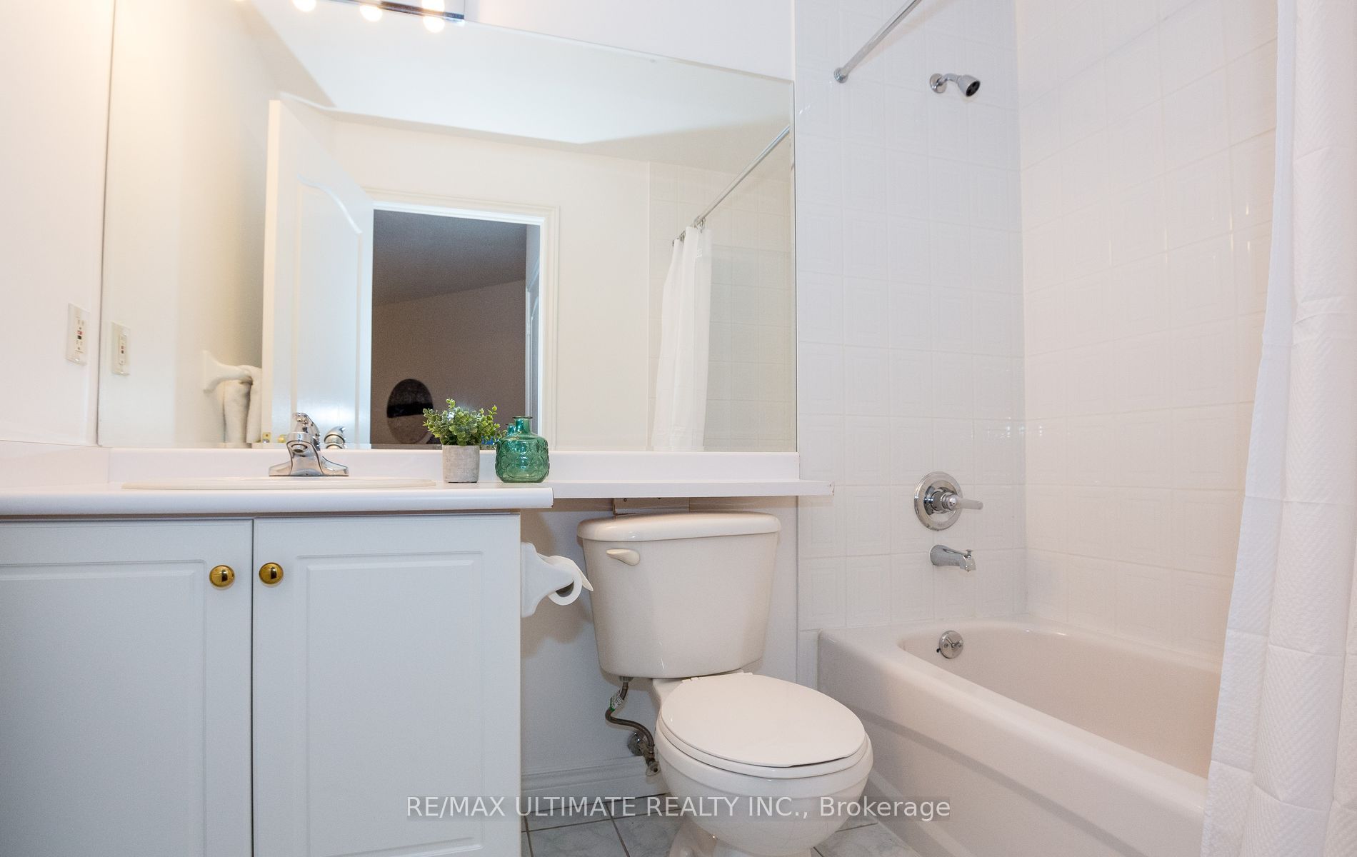 #304 - 2 Edith Drive Property Photo 9