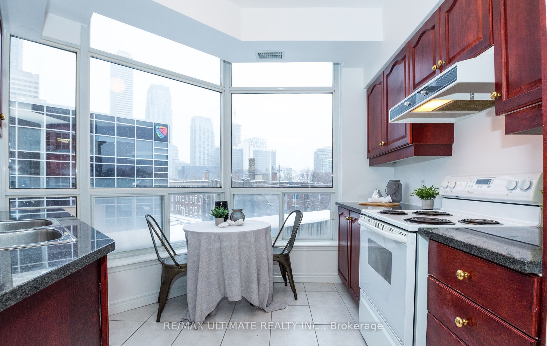 #304 - 2 Edith Drive Property Photo 13