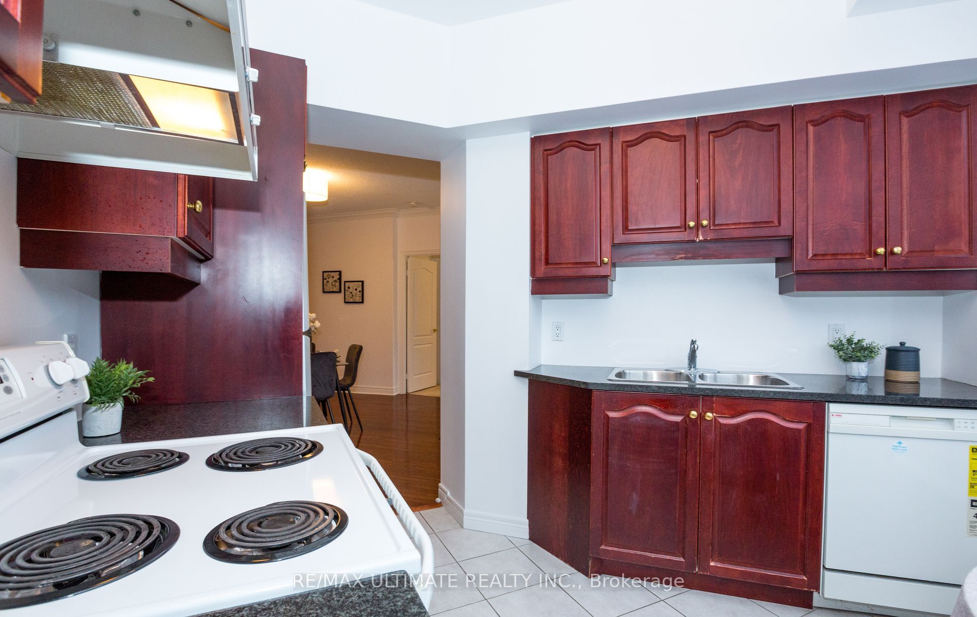 #304 - 2 Edith Drive Property Photo 15