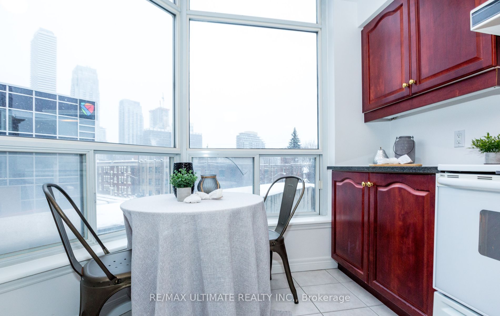 #304 - 2 Edith Drive Property Photo 16