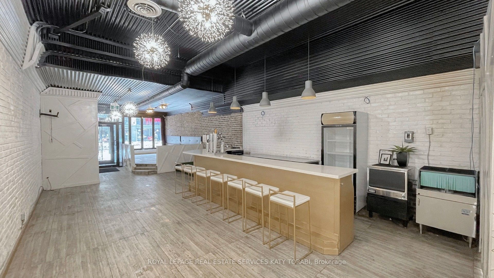 566 Queen Street Property Photo 1