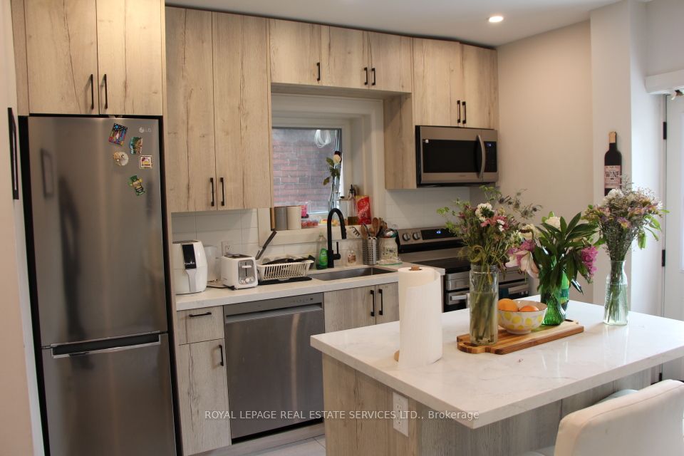 966 College Street Property Photo 11