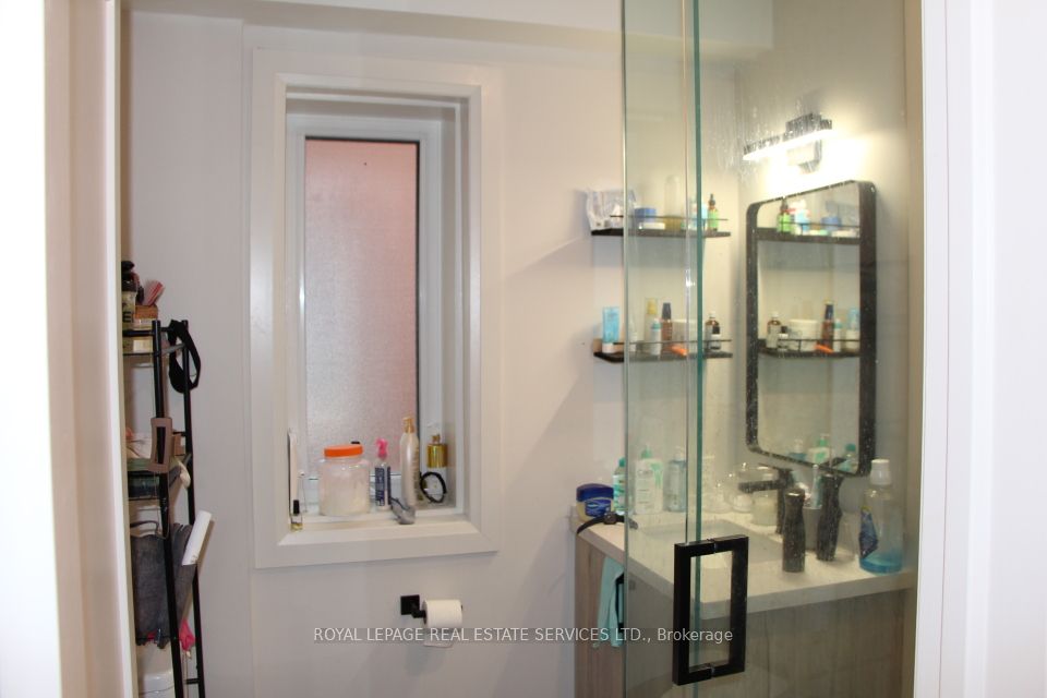 966 College Street Property Photo 12