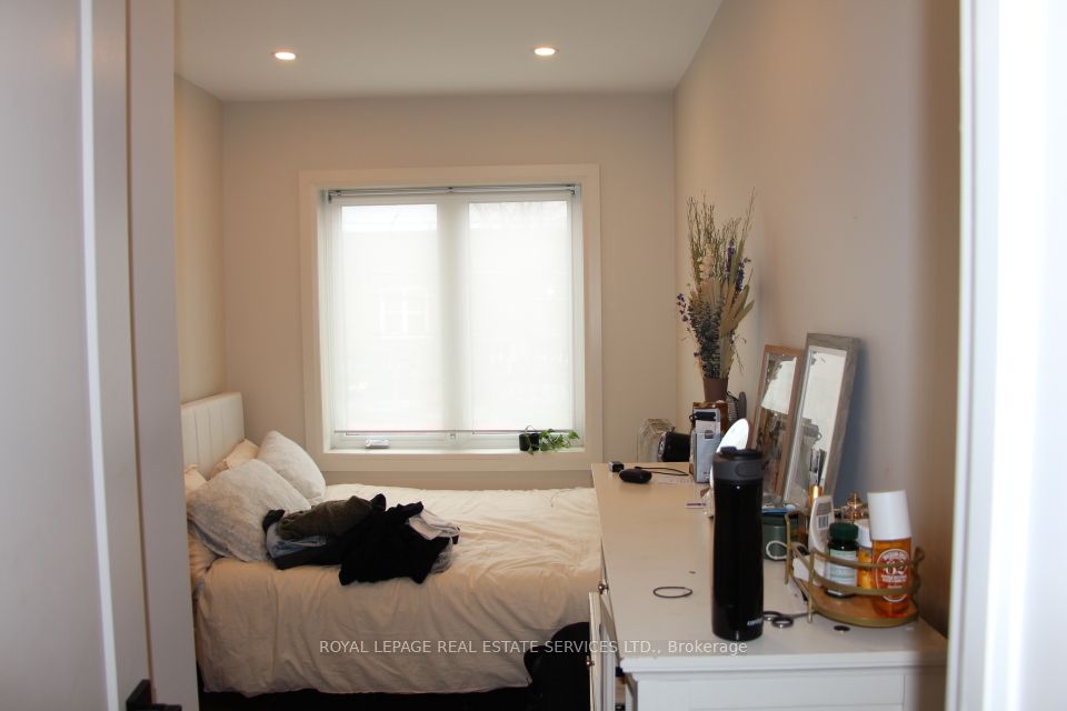 966 College Street Property Photo 16