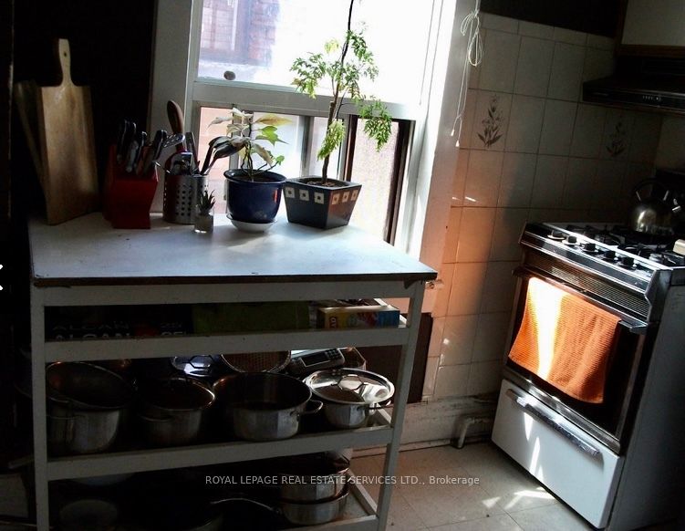 966 College Street Property Photo 23