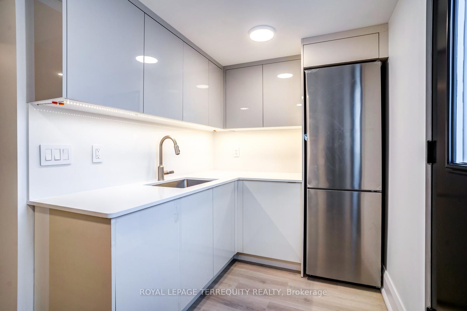 #lower Level - 208 Bellwoods Avenue Property Photo 9