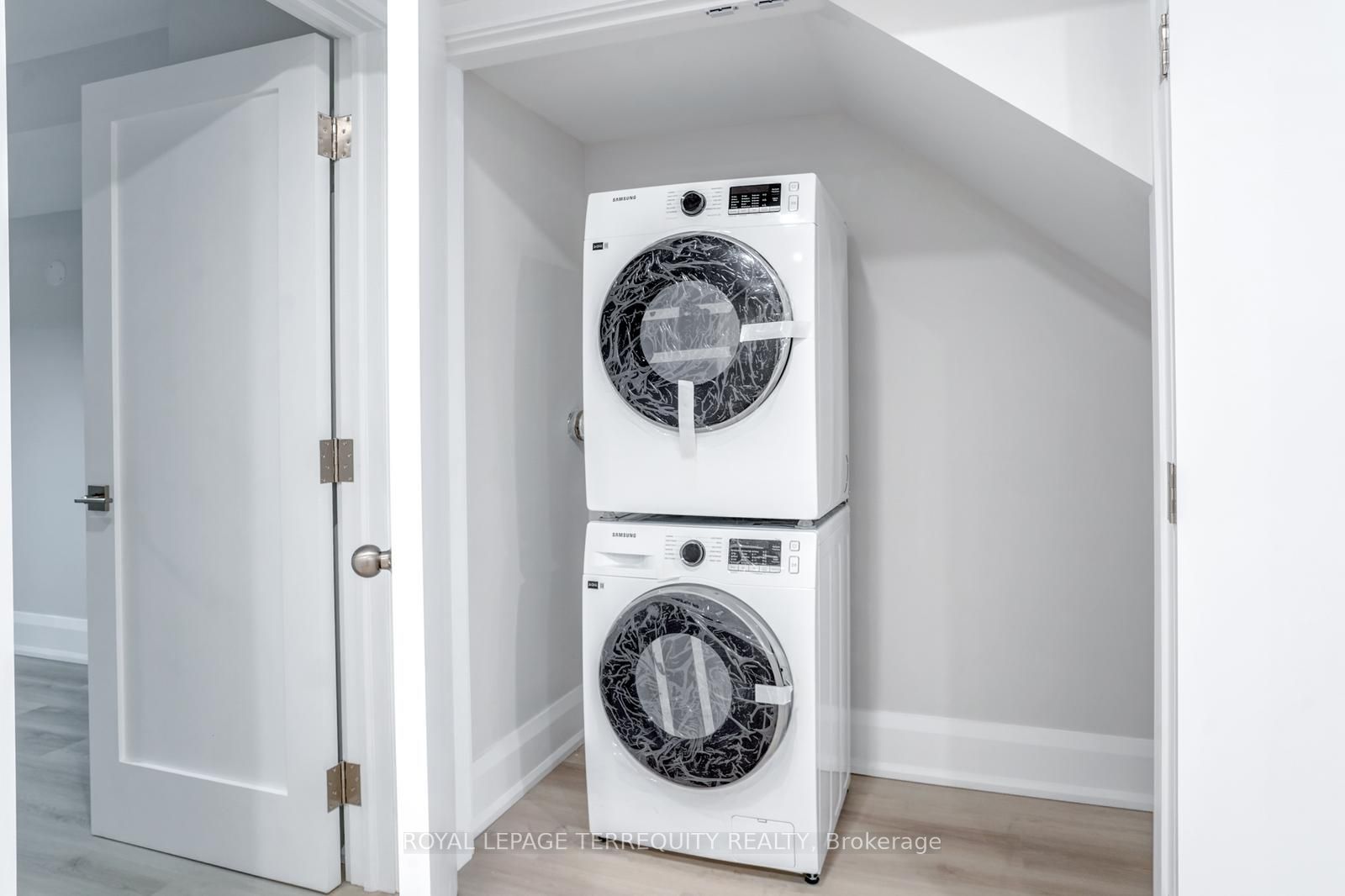 #lower Level - 208 Bellwoods Avenue Property Photo 19