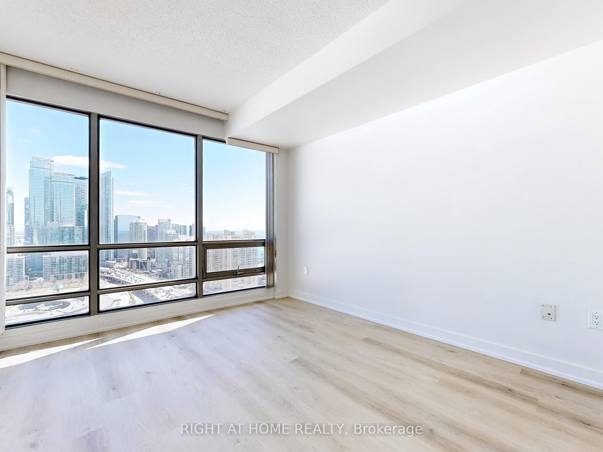 #3611 - 5 Mariner Terrace Property Photo 4